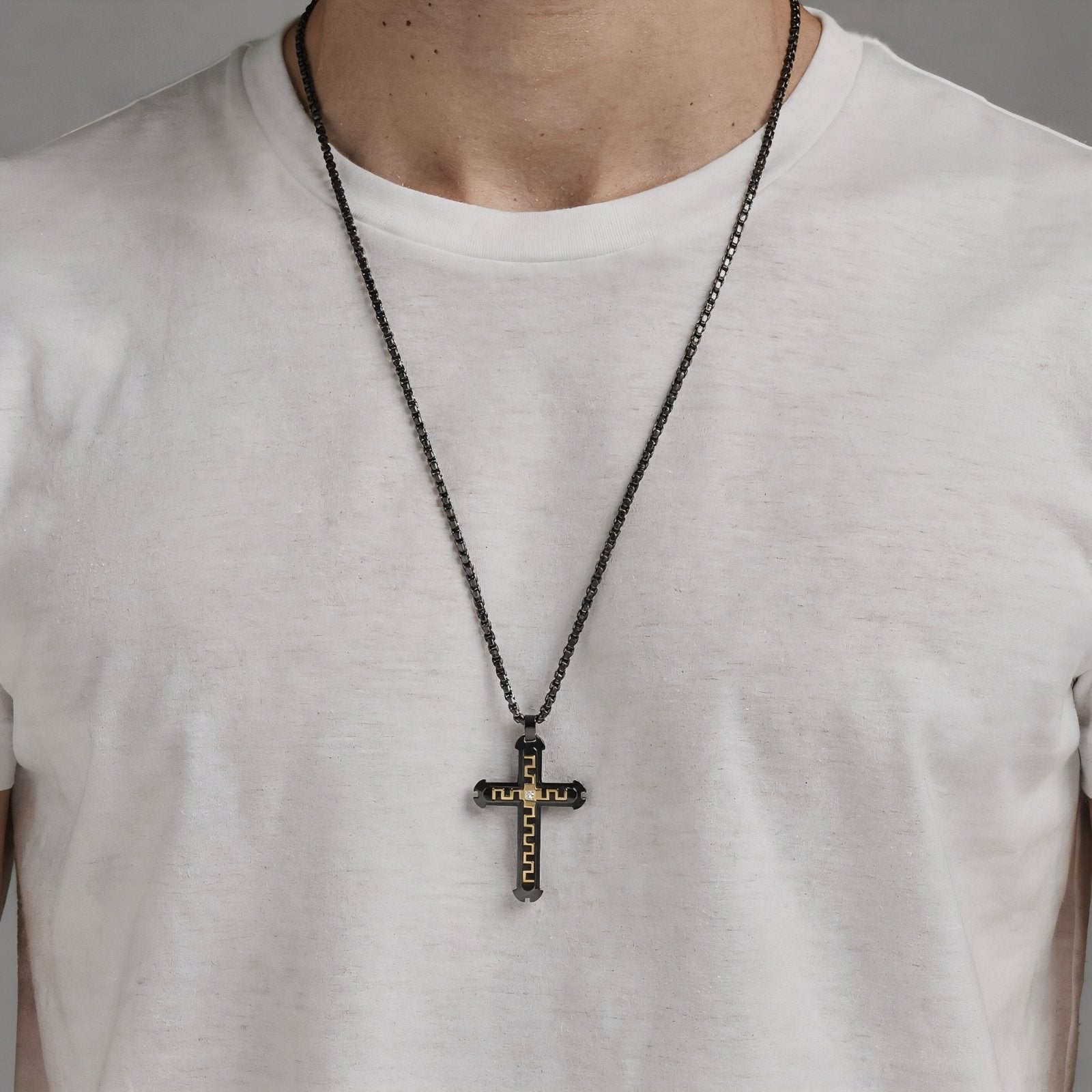 Collier croix contemporaine homme, maille vénitienne, motif sculpté et zircon