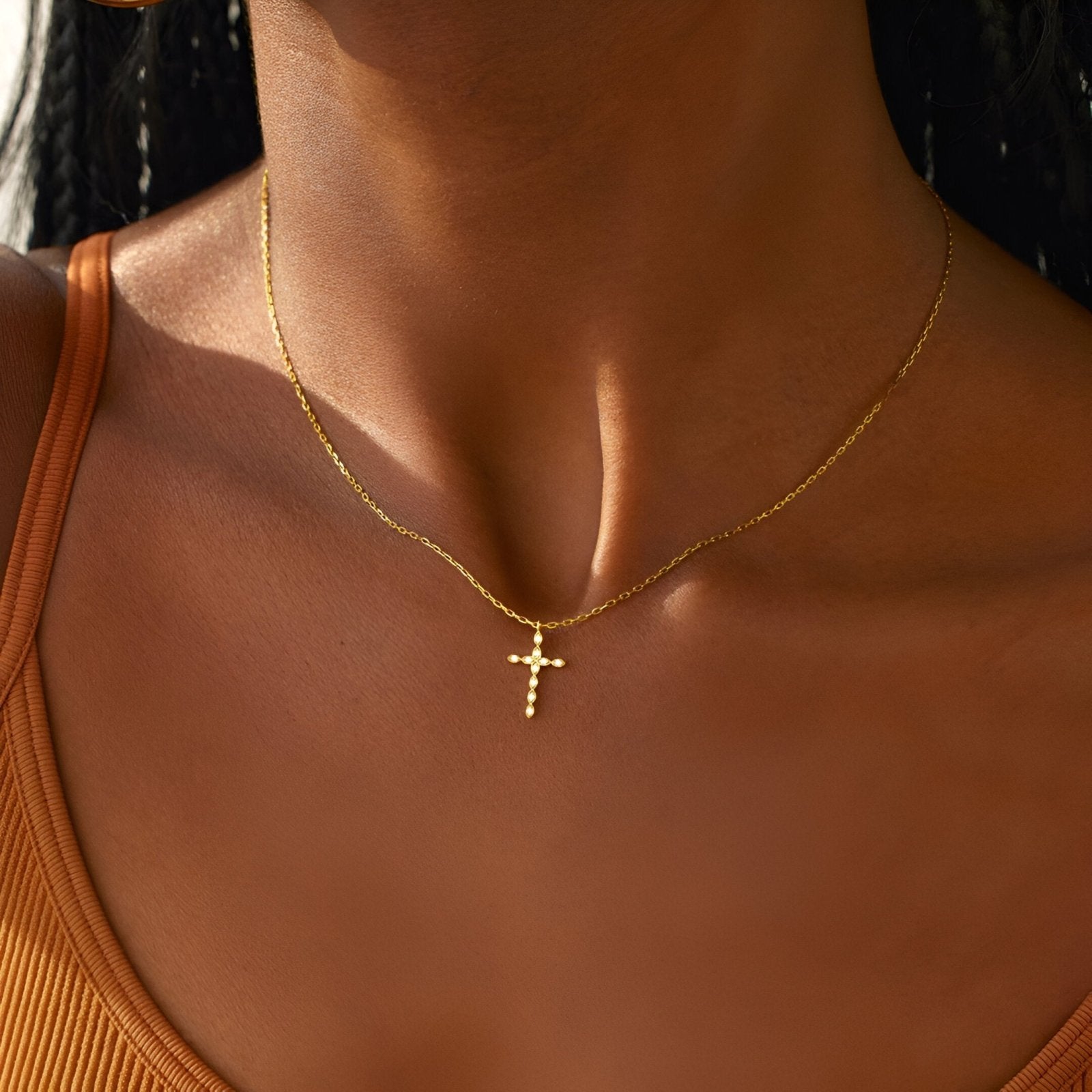 Collier croix dorée en argent 925, serti de zircons brillants, maille forçat féminine, modèle Isis