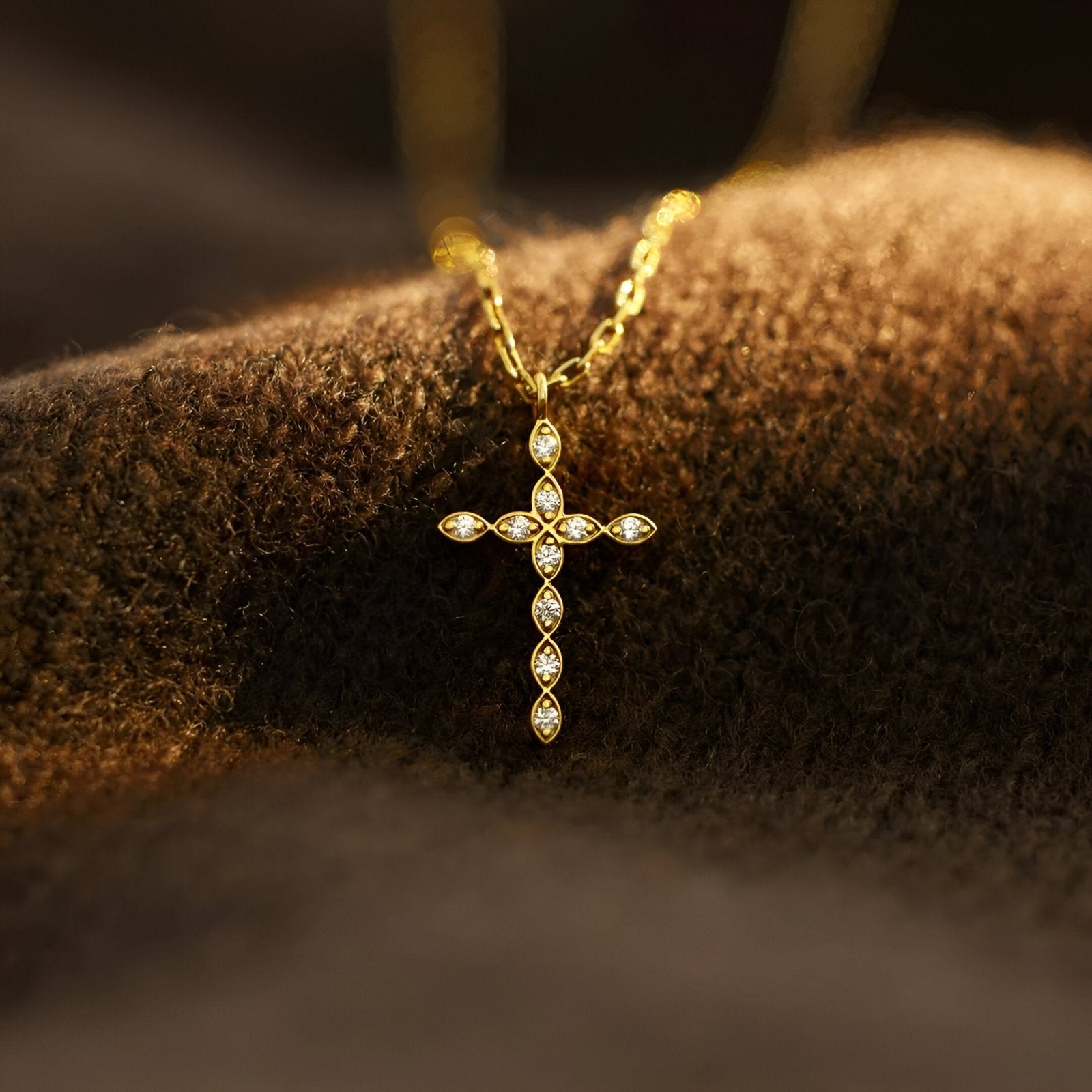 Collier croix dorée en argent 925, serti de zircons brillants, maille forçat féminine, modèle Isis
