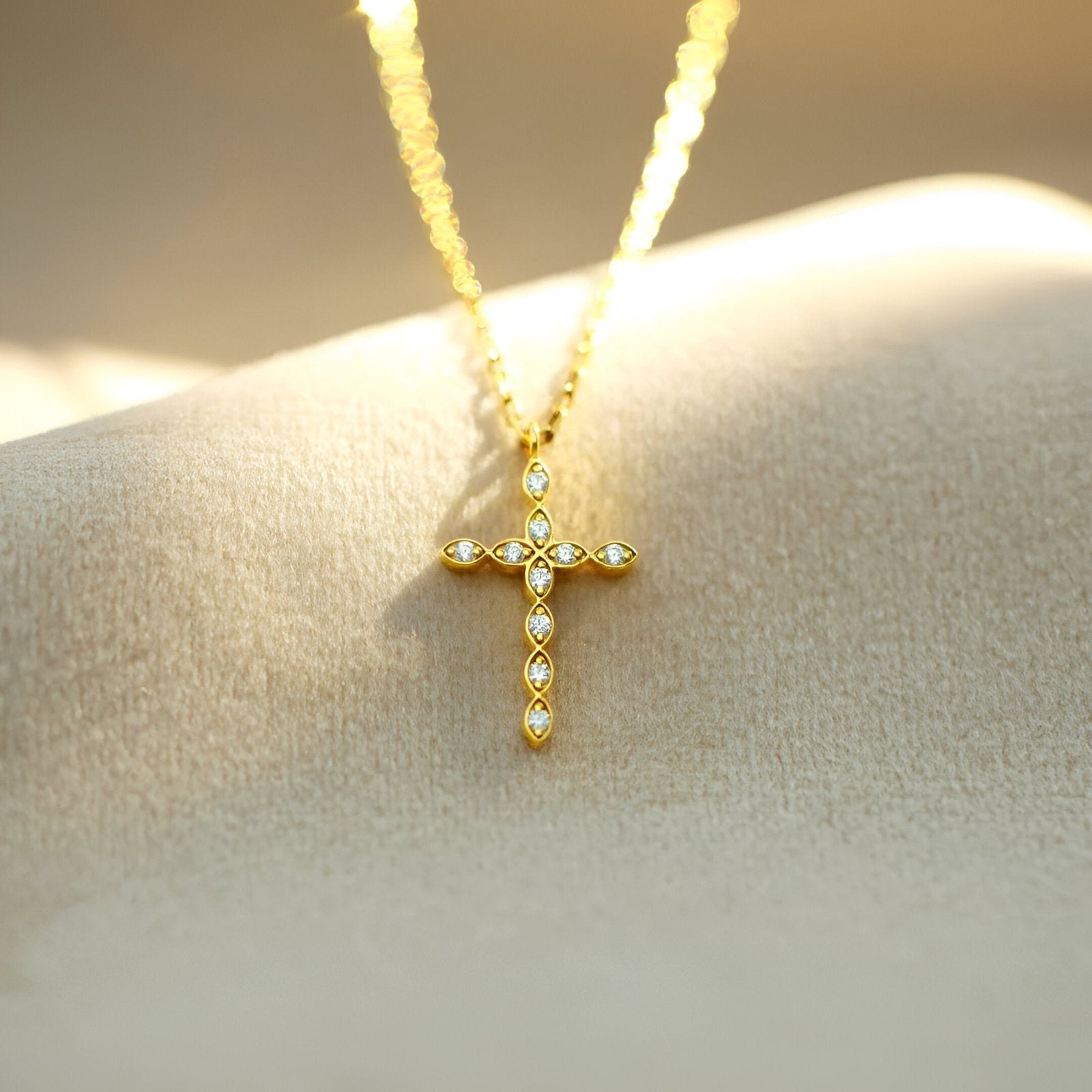 Collier croix dorée en argent 925, serti de zircons brillants, maille forçat féminine, modèle Isis