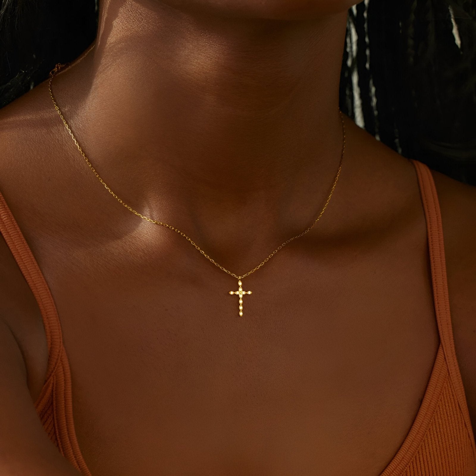 Collier croix dorée en argent 925, serti de zircons brillants, maille forçat féminine, modèle Isis