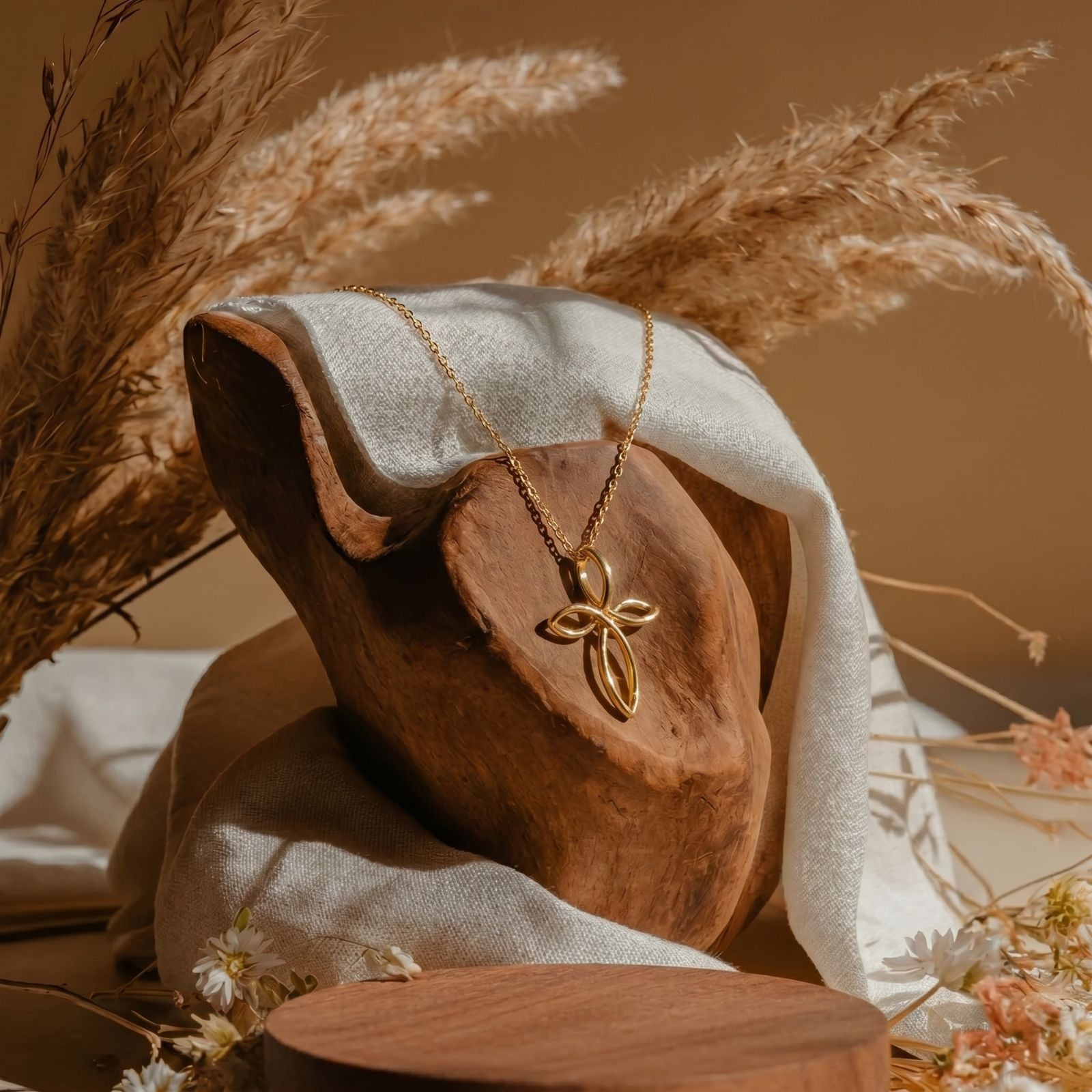 Collier croix dorée en argent massif, forme pétale ajourée, style moderne et spirituel
