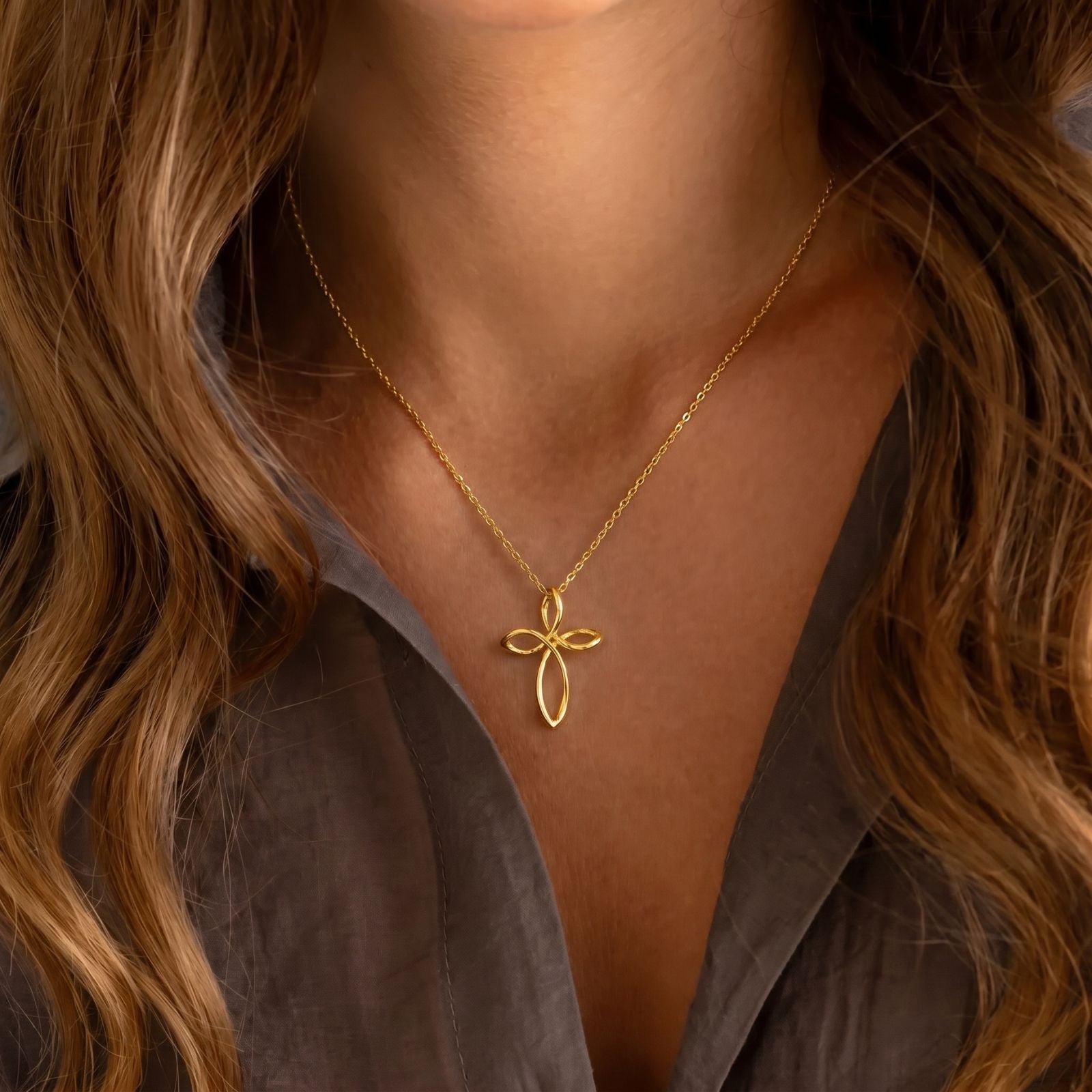 Collier croix dorée en argent massif, forme pétale ajourée, style moderne et spirituel