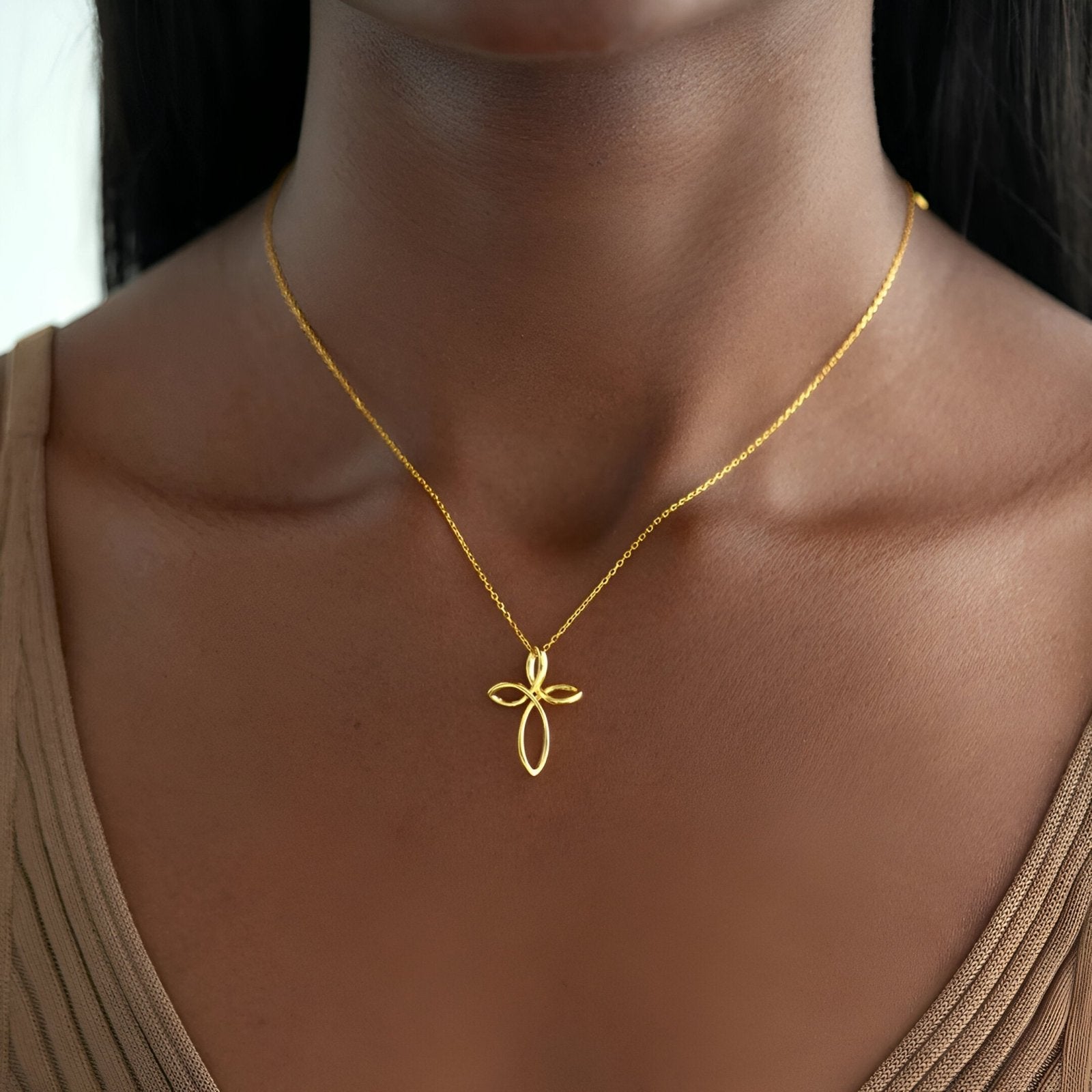 Collier croix dorée en argent massif, forme pétale ajourée, style moderne et spirituel, modèle Léona