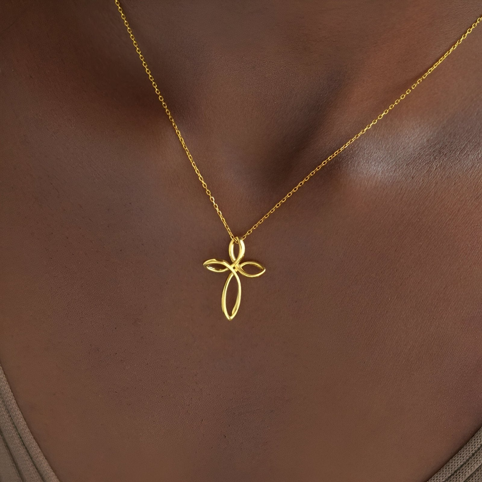 Collier croix dorée en argent massif, forme pétale ajourée, style moderne et spirituel, modèle Léona