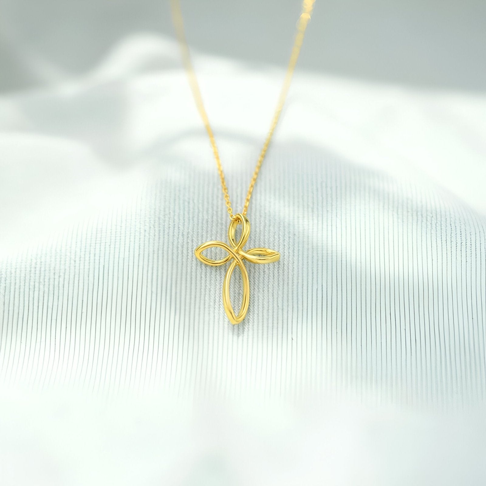 Collier croix dorée en argent massif, forme pétale ajourée, style moderne et spirituel, modèle Léona