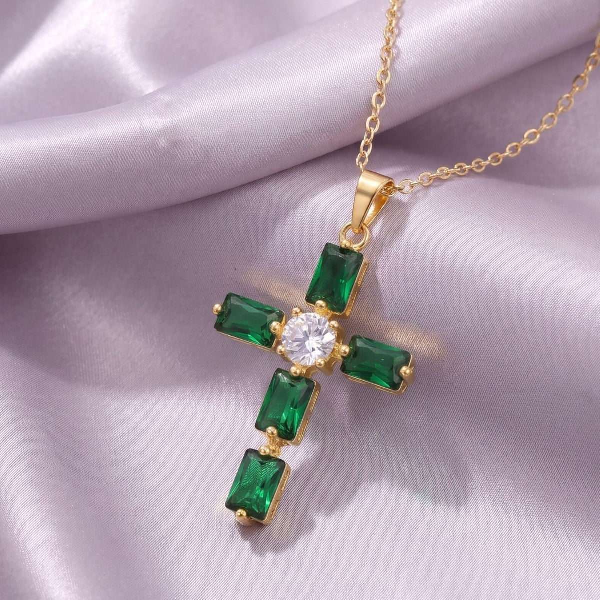 Collier croix émeraude pour femme, en cuivre, pendentif serti de pierres vertes avec pierre blanche centrale