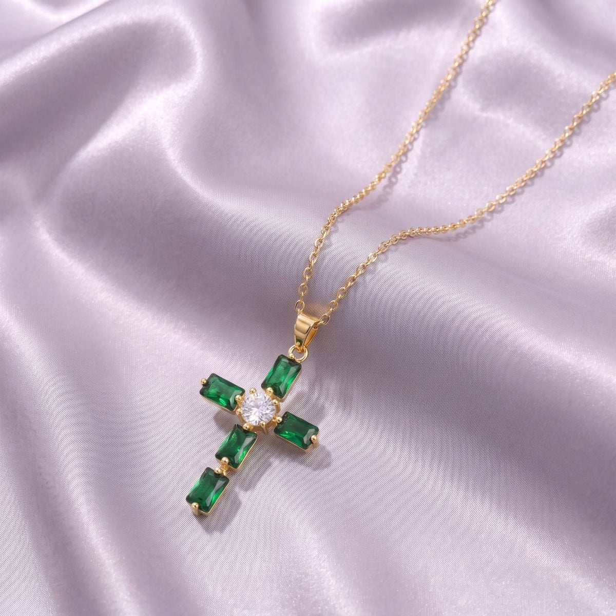 Collier croix émeraude pour femme, en cuivre, pendentif serti de pierres vertes avec pierre blanche centrale