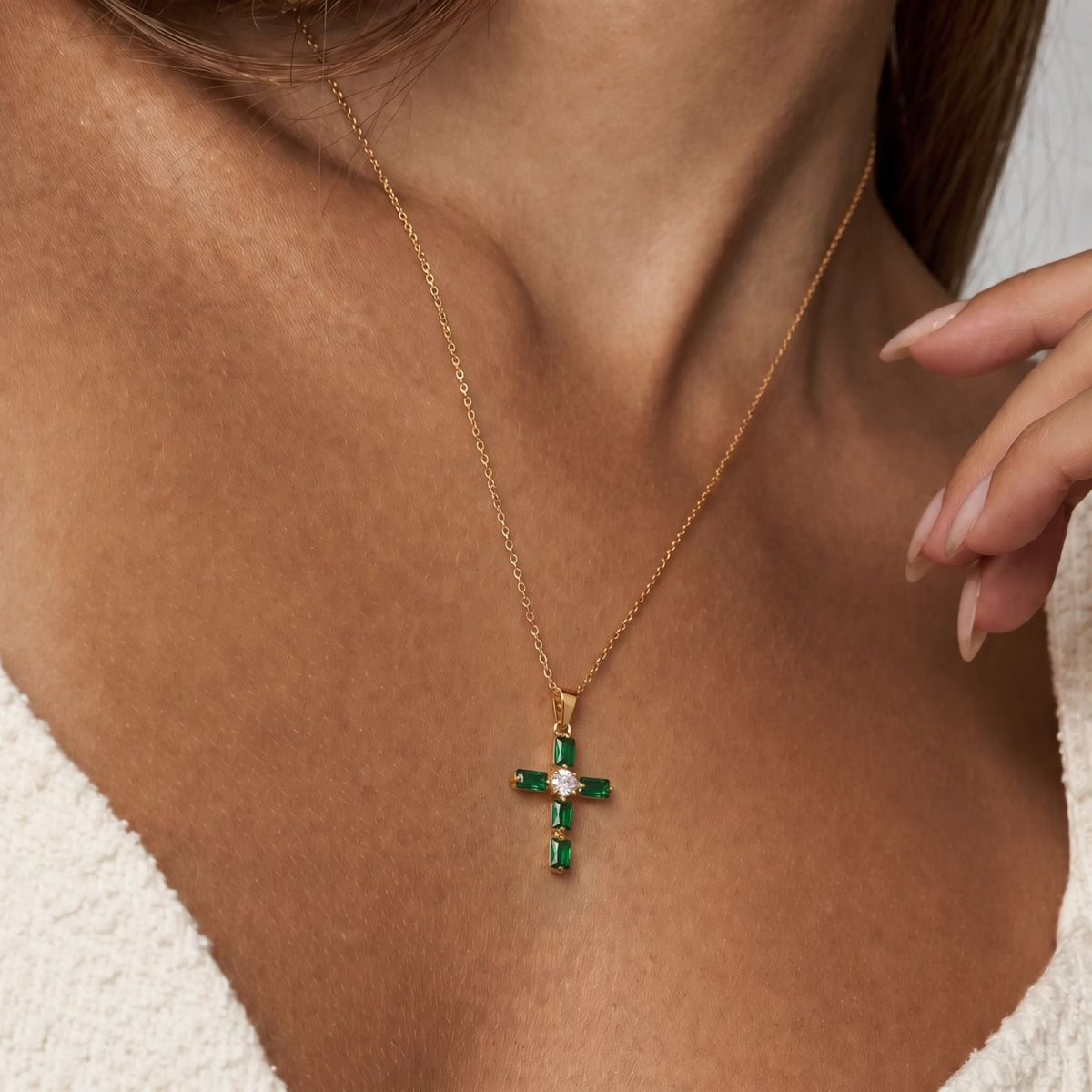 Collier croix émeraude pour femme, en cuivre, pendentif serti de pierres vertes avec pierre blanche centrale