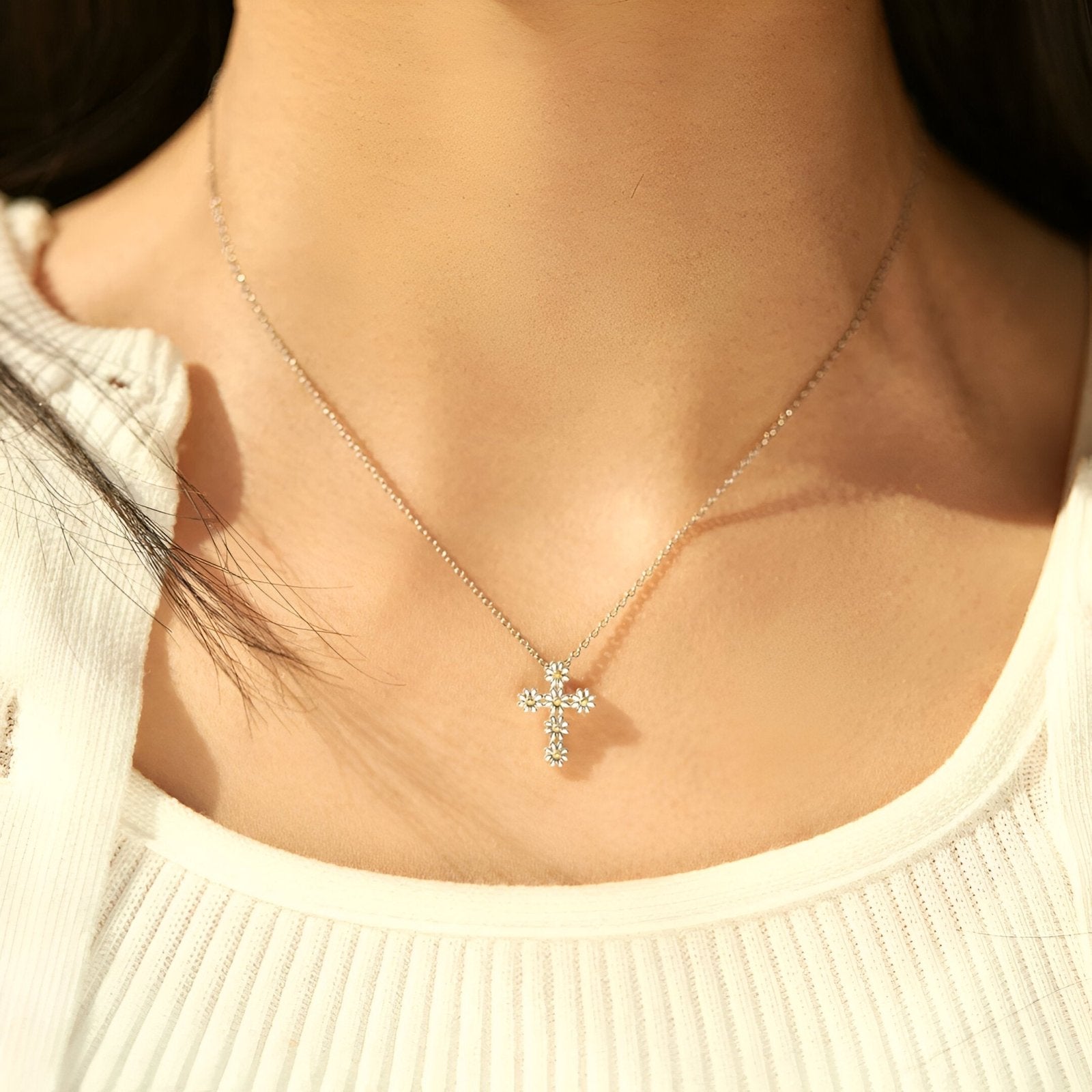 Collier croix florale en argent 925, pendentif marguerites bicolores, bijou discret pour femme, modèle Marguerite