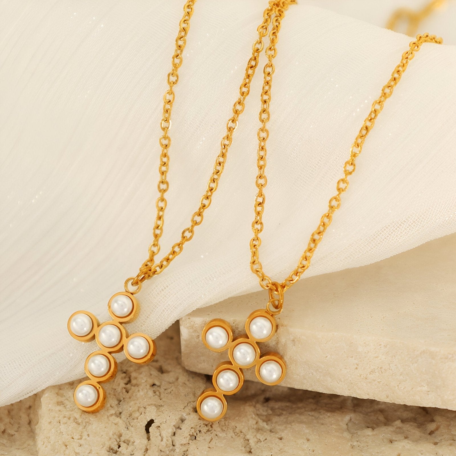 Collier croix perles blanches, acier inoxydable doré, bijou léger, modèle Laurena