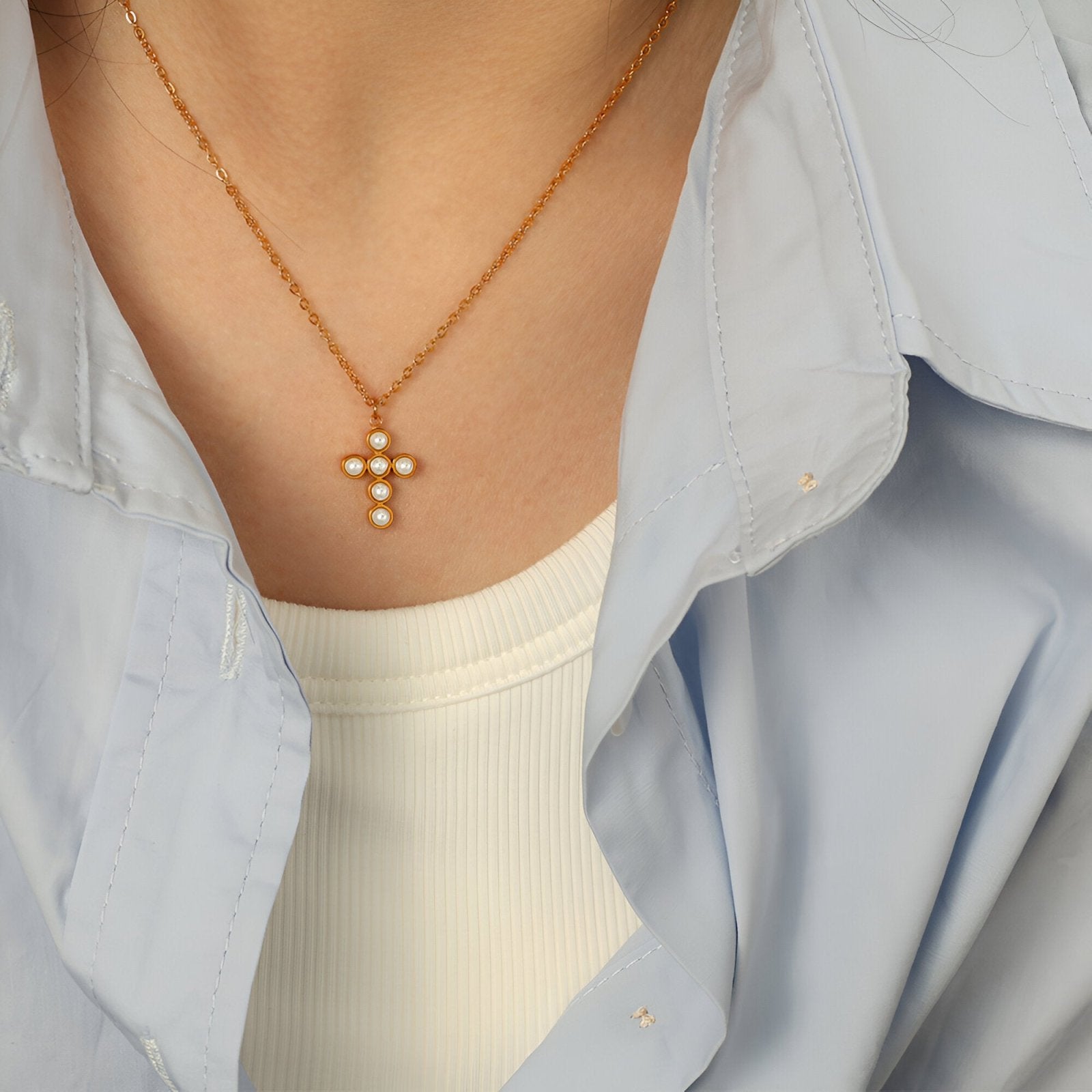 Collier croix perles blanches, acier inoxydable doré, bijou léger, modèle Laurena
