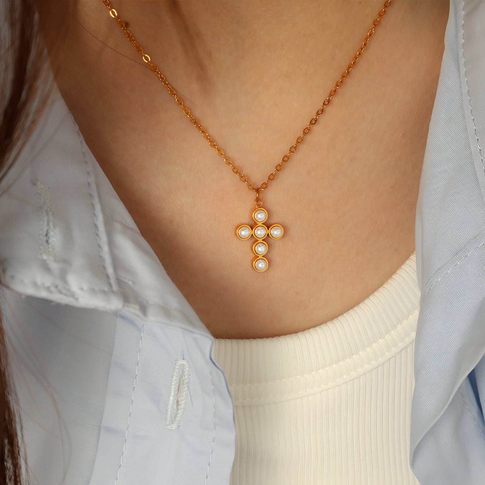 Collier croix perles blanches, acier inoxydable doré, bijou léger, modèle Laurena
