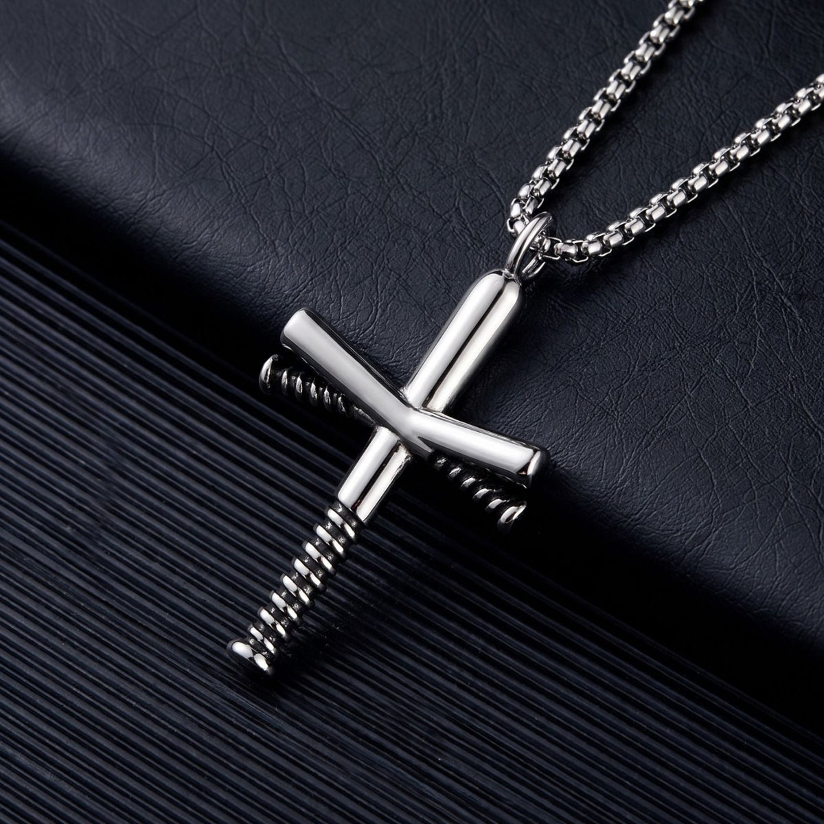 Collier croix pour homme, en acier titane, pendentif industriel avec vis