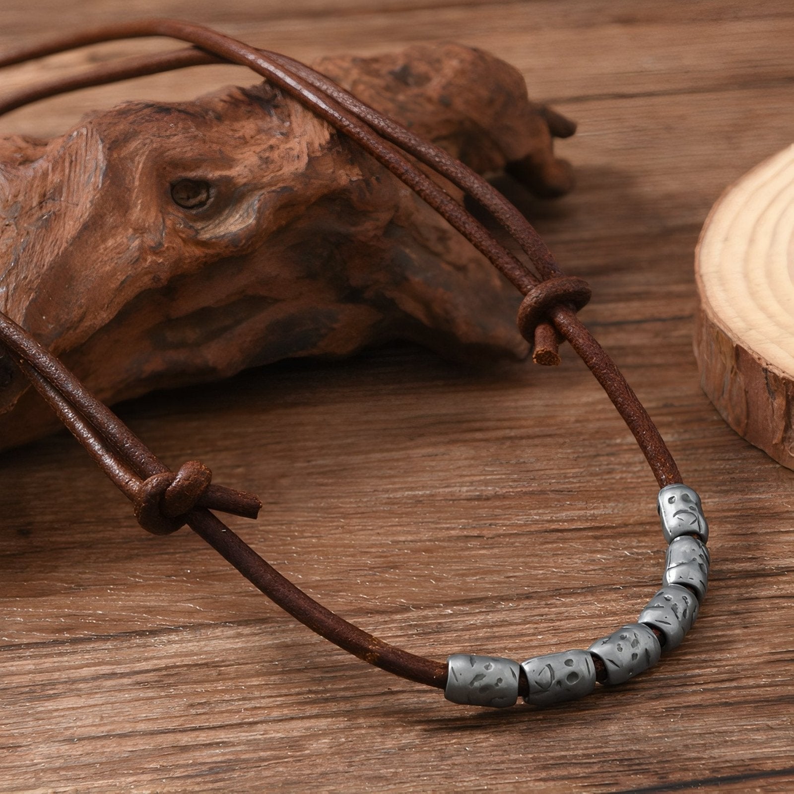 Collier cuir marron pour homme, perles tribales en métal gravé, style vintage