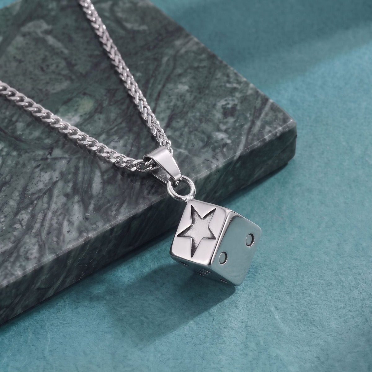 Collier dé à jouer pour homme, en acier inoxydable argenté, pendentif cube avec étoile gravée