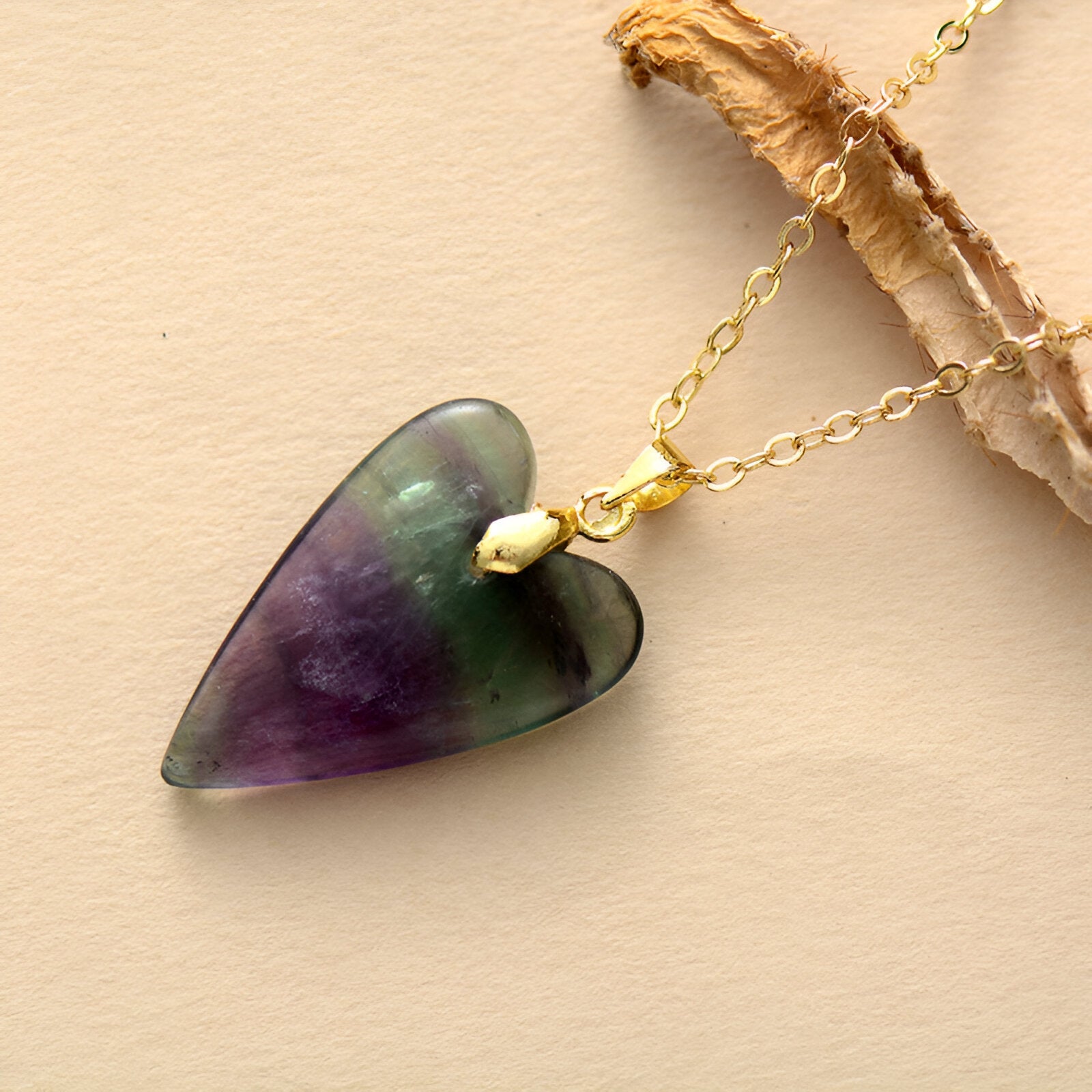 Collier doré à pendentif cœur en améthyste, fluorite ou sodalite, style élégant et féminin pour femme, modèle Sérina