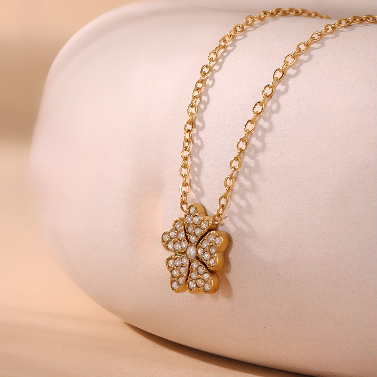 Collier doré porte - bonheur femme, trèfle zircon cubique, maille délicate acier inoxydable plaqué or 18K