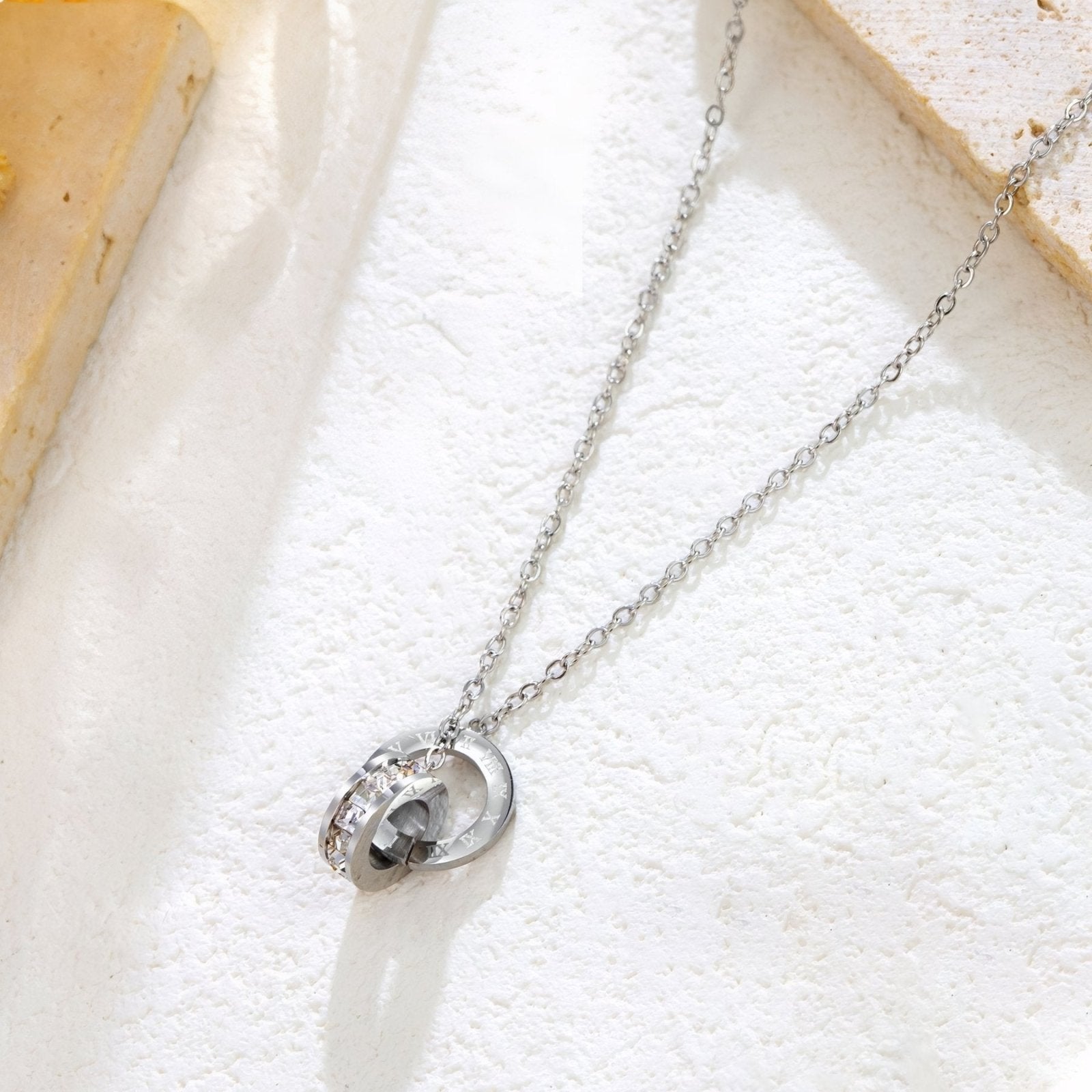 Collier double anneau entrelacé pour femme, chiffres romains et zircon, en acier inoxydable