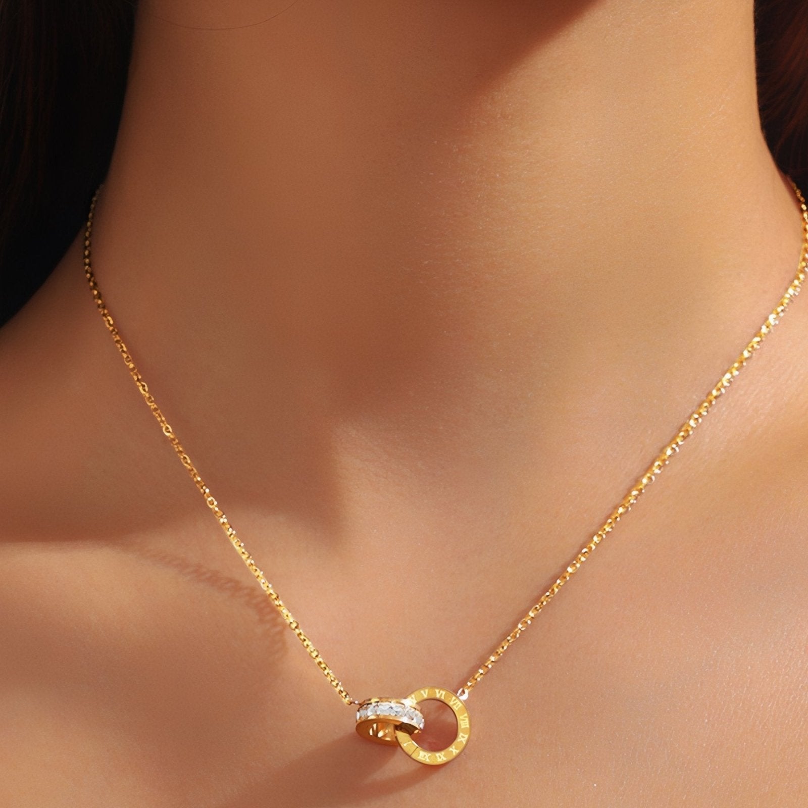 Collier double anneau entrelacé pour femme, chiffres romains et zircon, en acier inoxydable