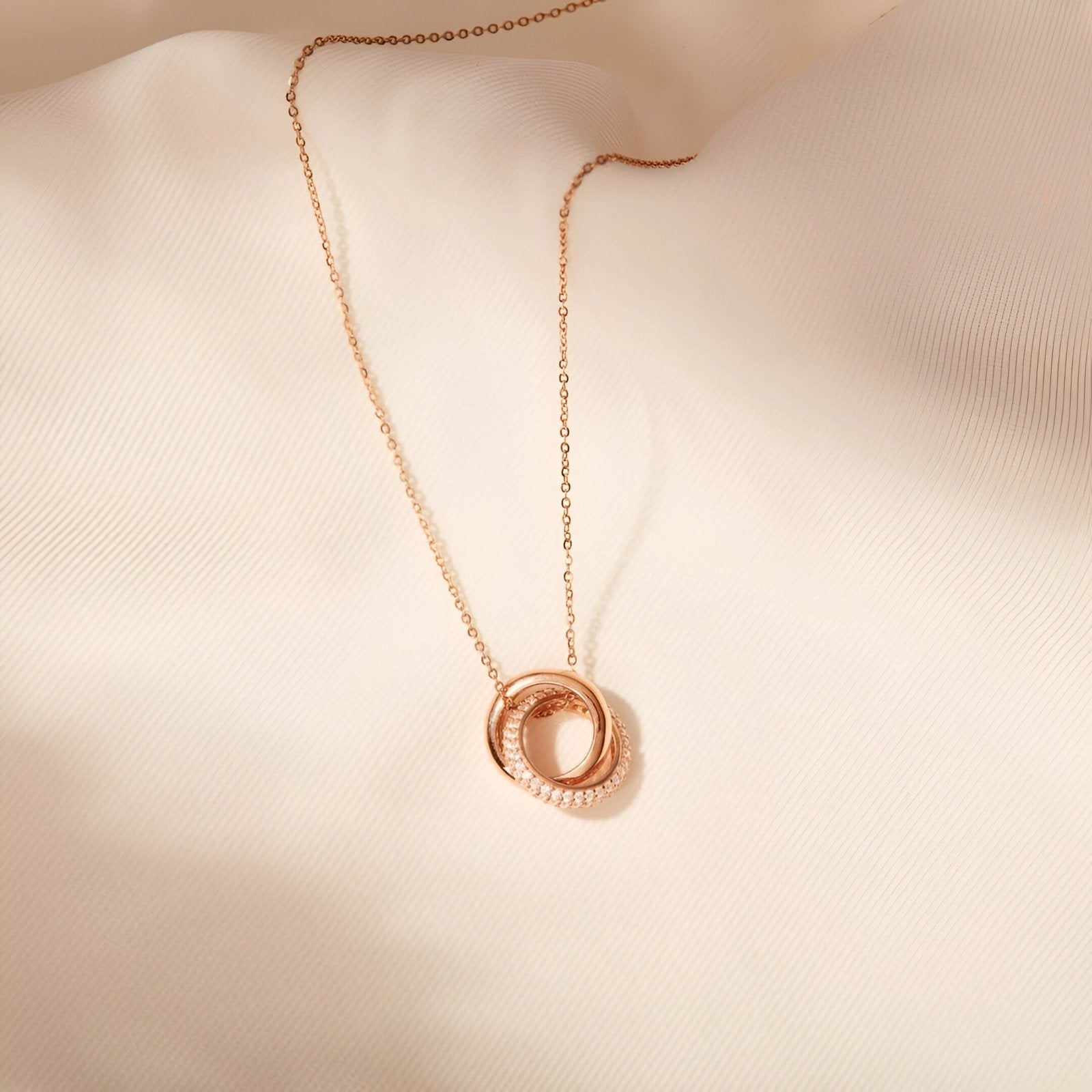 Collier double anneaux entrelacés en argent 925, style minimaliste pour femme, modèle Éternelle