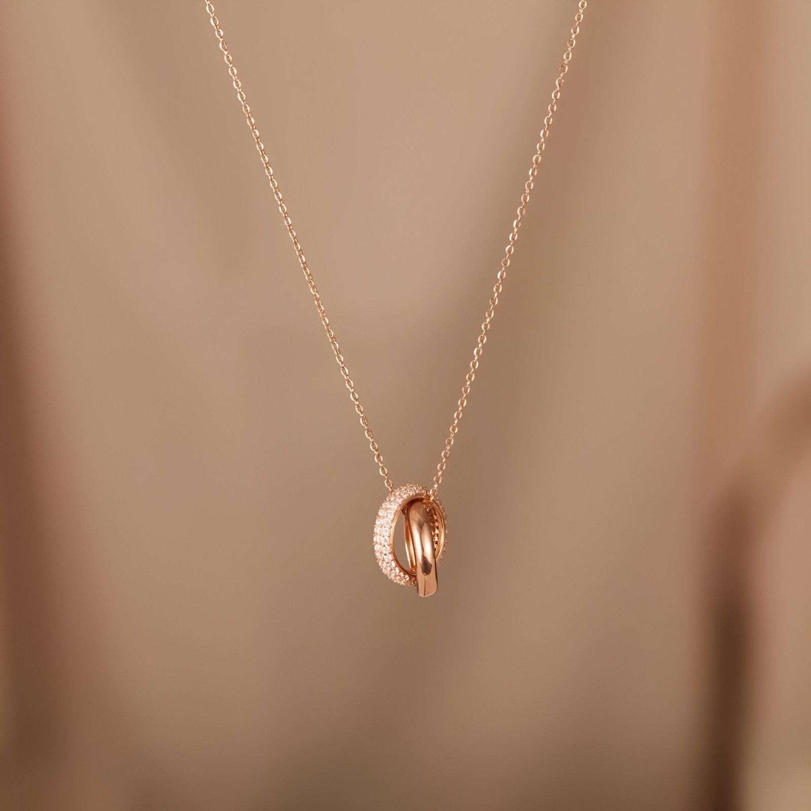 Collier double anneaux entrelacés en argent 925, style minimaliste pour femme, modèle Éternelle