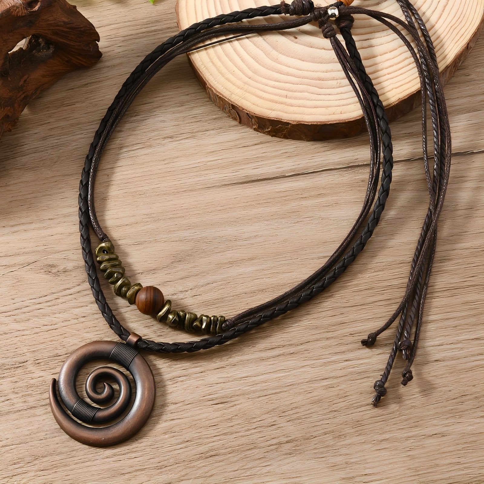 Collier double rang bohème, pendentif spirale bronze, perles en bois et cordon en cuir ajustable
