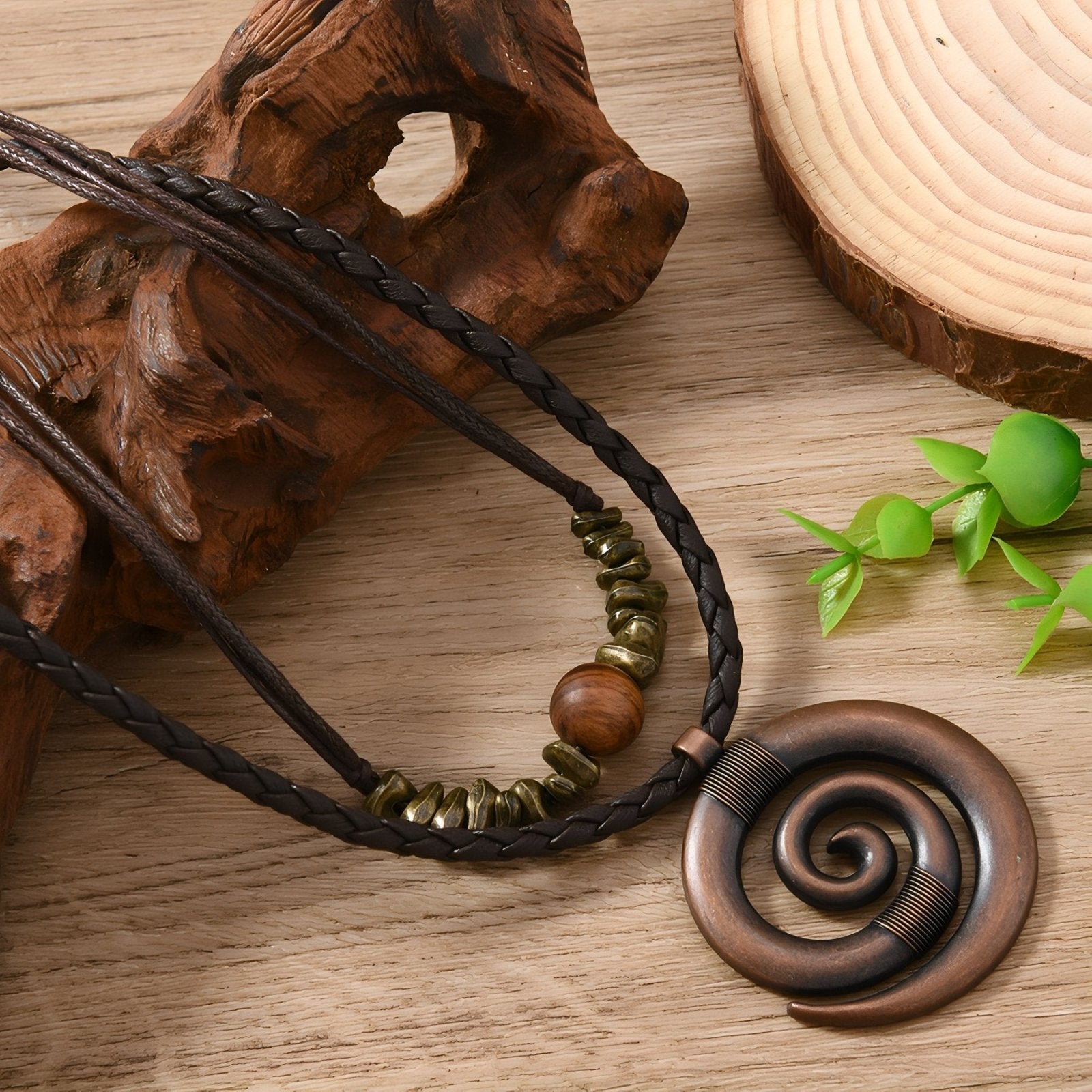 Collier double rang bohème, pendentif spirale bronze, perles en bois et cordon en cuir ajustable