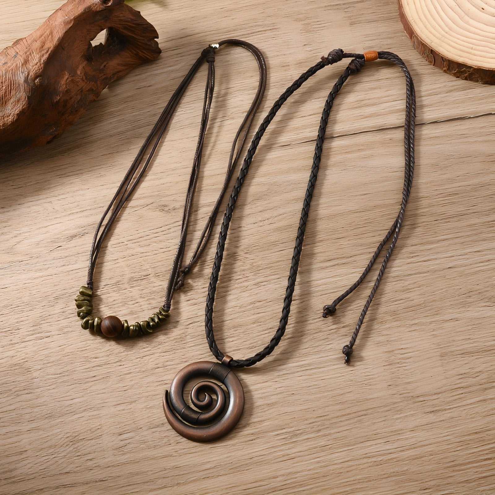 Collier double rang bohème, pendentif spirale bronze, perles en bois et cordon en cuir ajustable