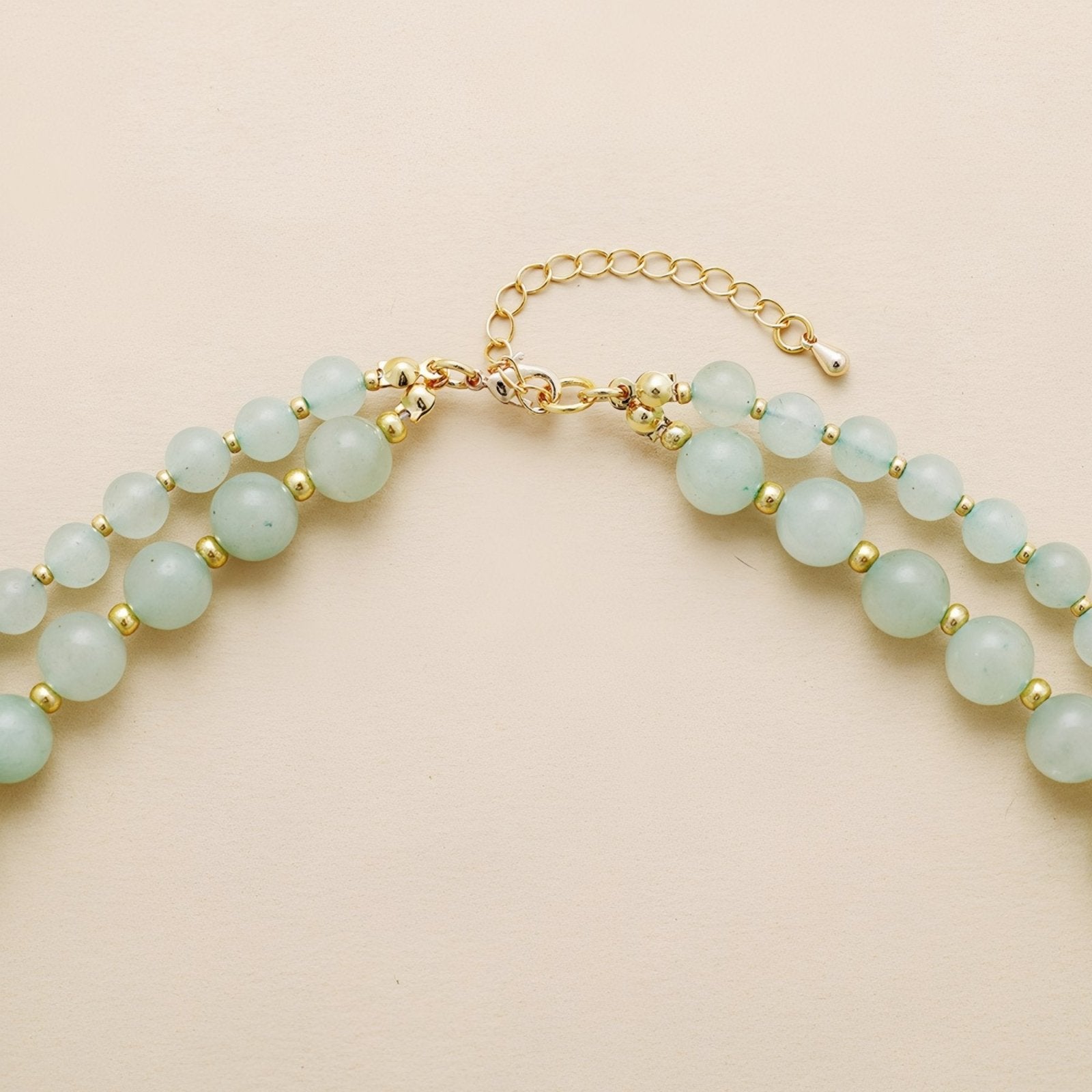 Collier double rang en pierres naturelles, aventurine, quartz rose ou oeil de tigre, pendentif cœur ou médaillon doré