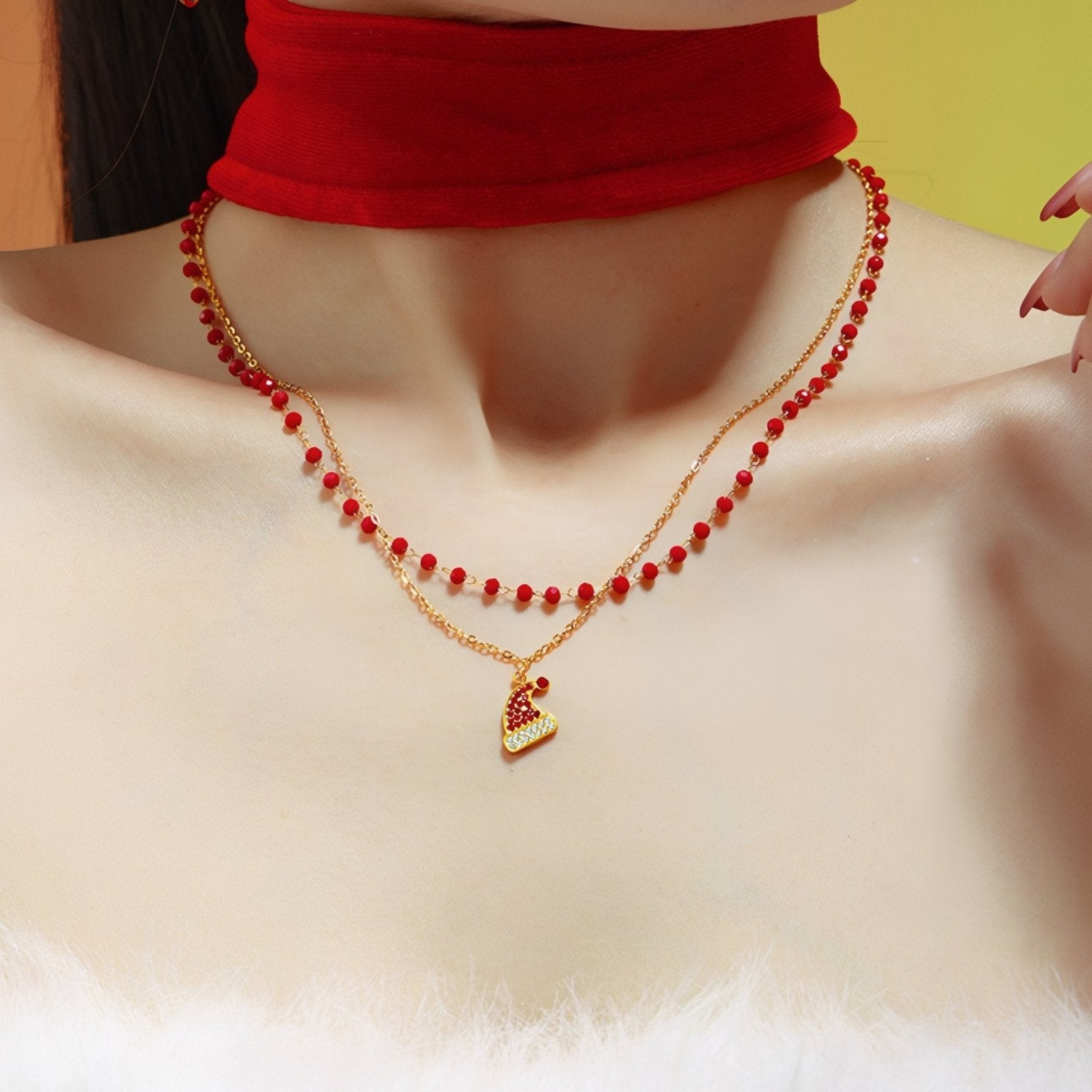 Collier double rang festif, perles rouges et pendentif chapeau de Noël, en acier inodydable et zircon