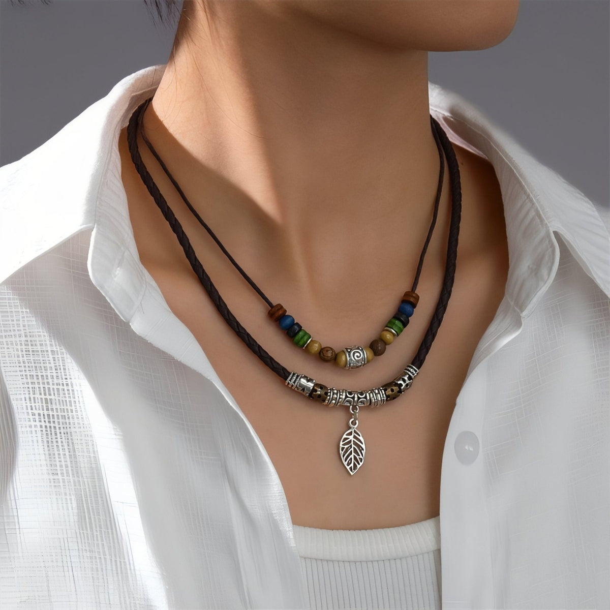 Collier double rangs bohème unisexe, cuir tressé, perles en bois et pe