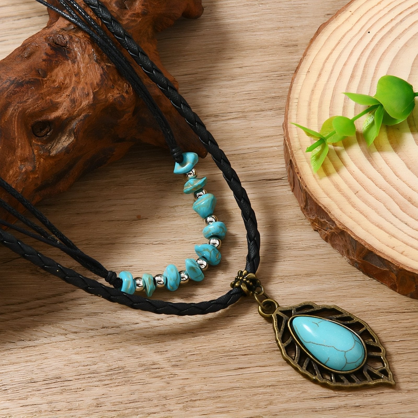 Collier double rangs femme, perles turquoise et pendentif feuille, style hippie et bohème