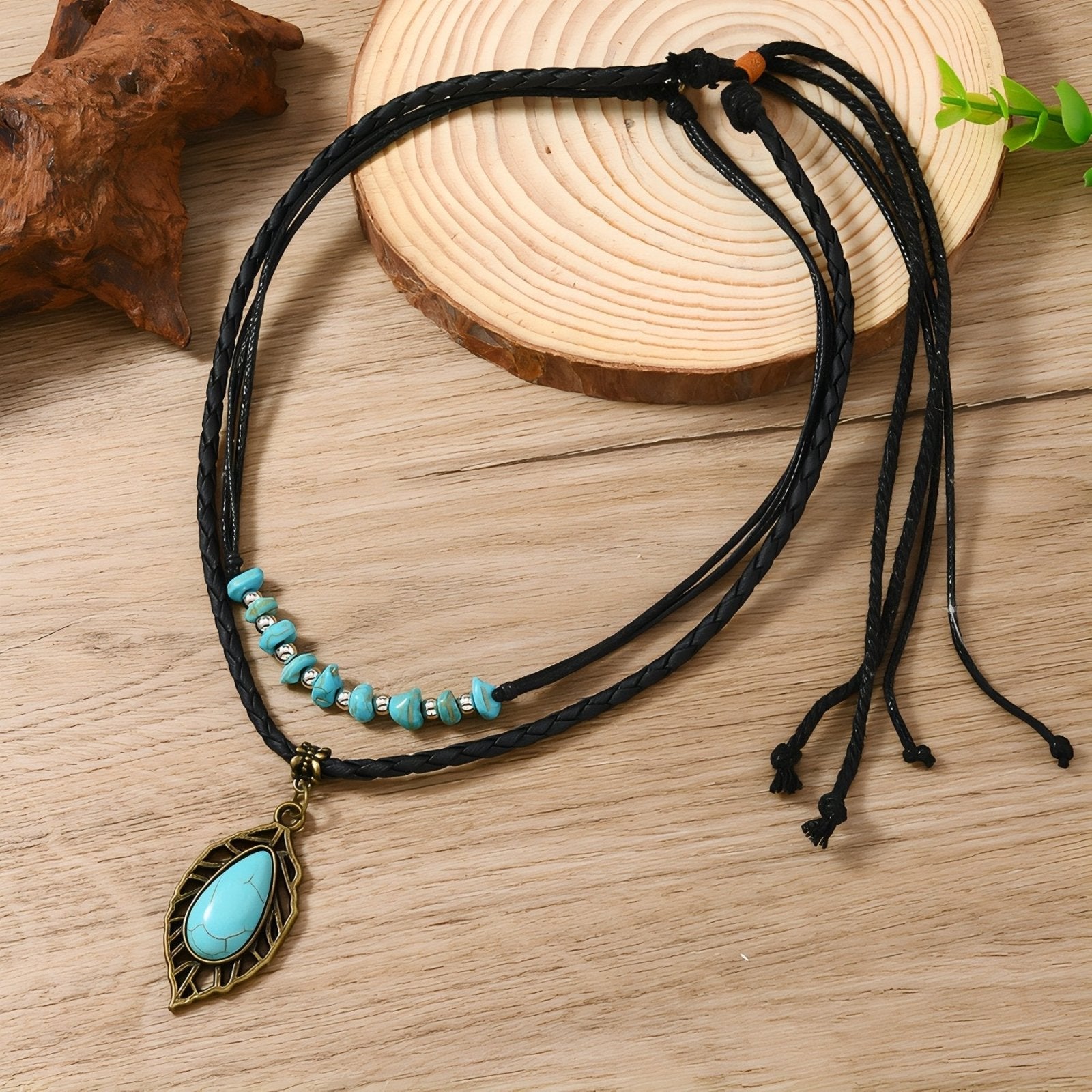 Collier double rangs femme, perles turquoise et pendentif feuille, style hippie et bohème