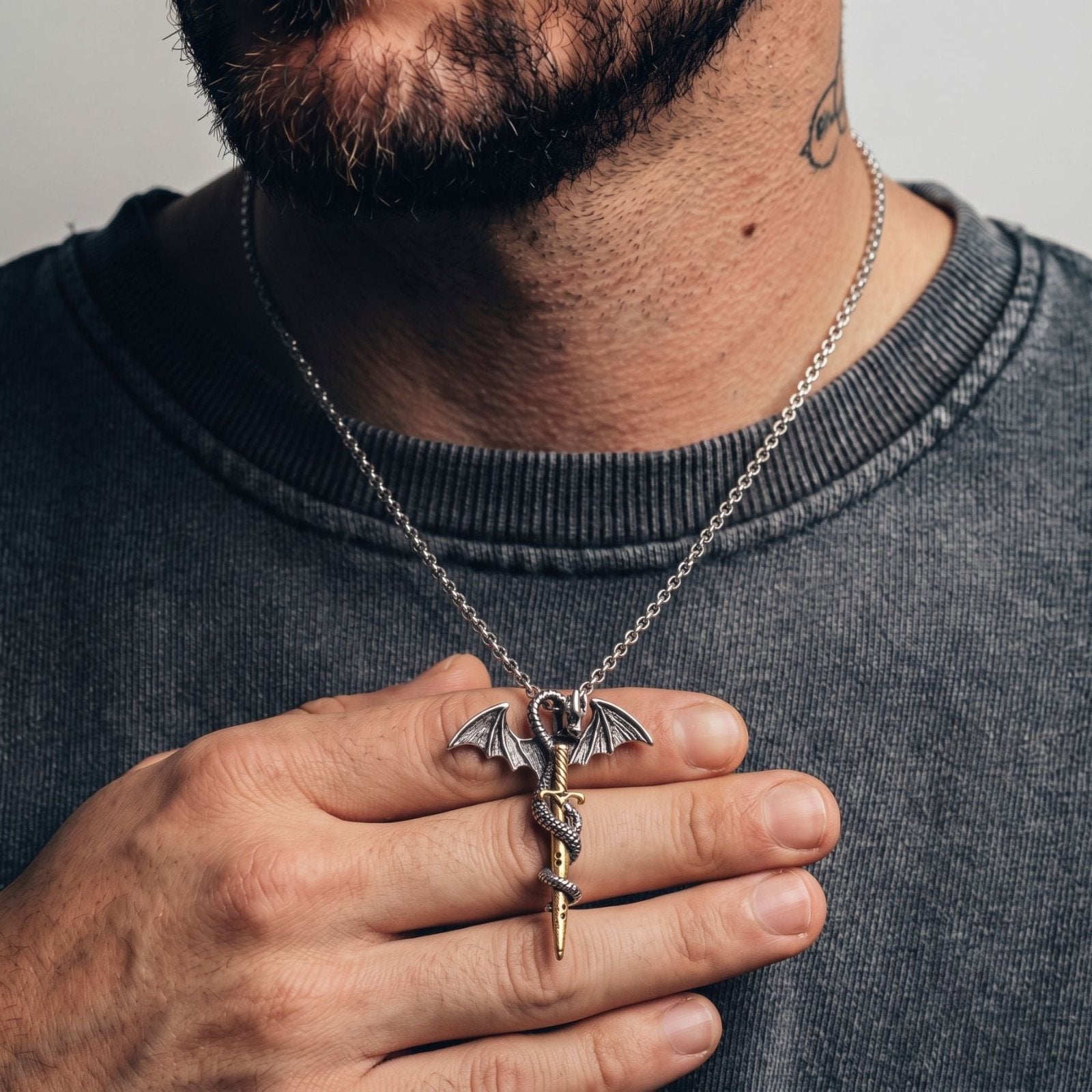 Collier dragon dague pour homme, en alliage métallique, avec épée ailée