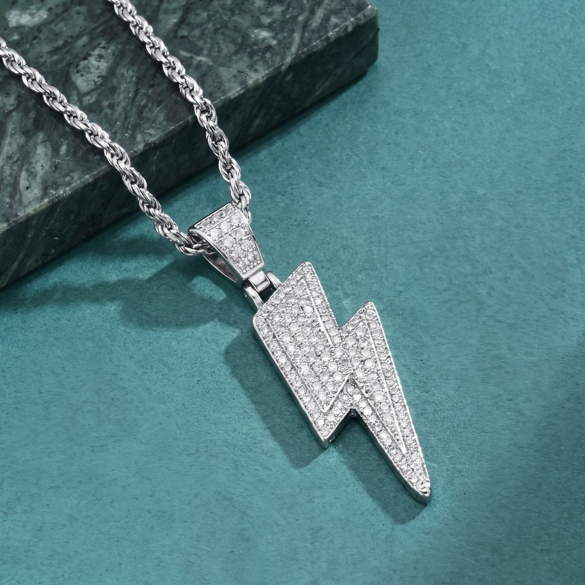 Collier éclair hip-hop pour homme, en cuivre avec placage or 18K, pendentif entièrement serti de zircons