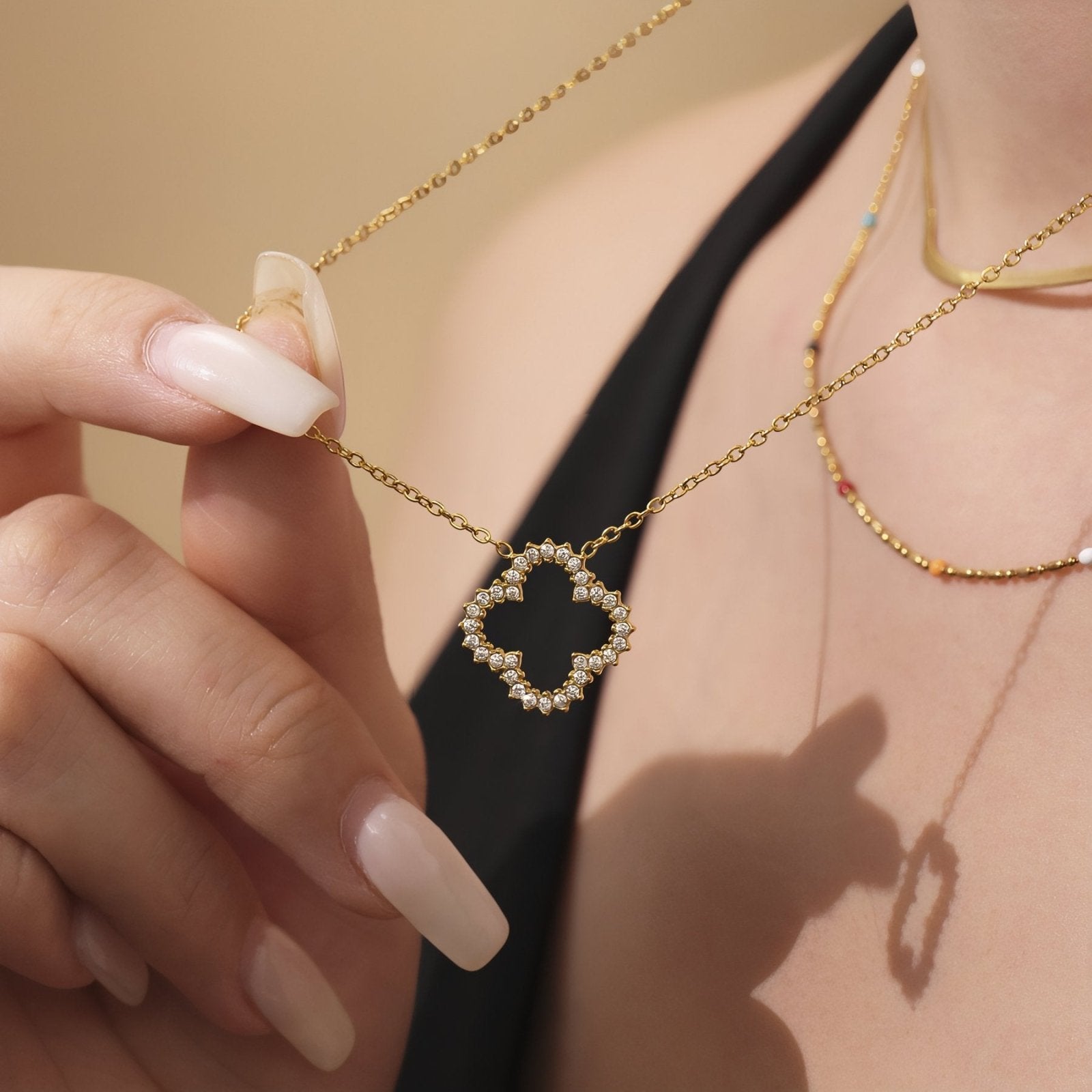 Collier élégant pendentif zircon trèfle ajouré, maille fine dorée en acier inoxydable et placage or 18K