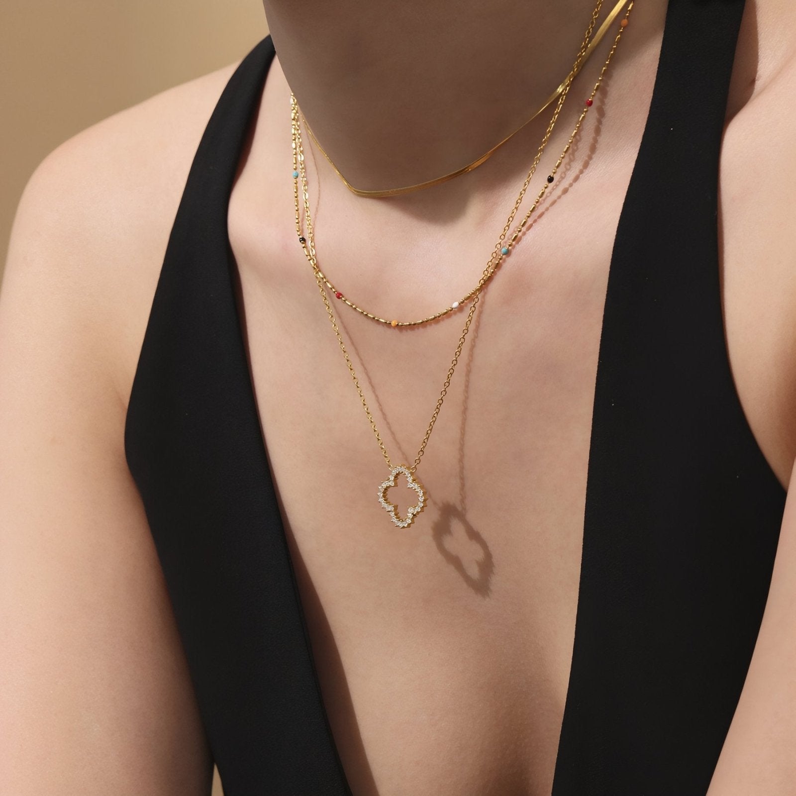 Collier élégant pendentif zircon trèfle ajouré, maille fine dorée en acier inoxydable et placage or 18K