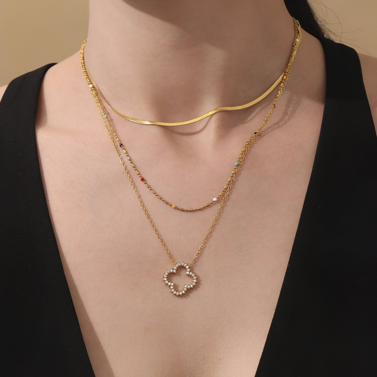 Collier élégant pendentif zircon trèfle ajouré, maille fine dorée en acier inoxydable et placage or 18K
