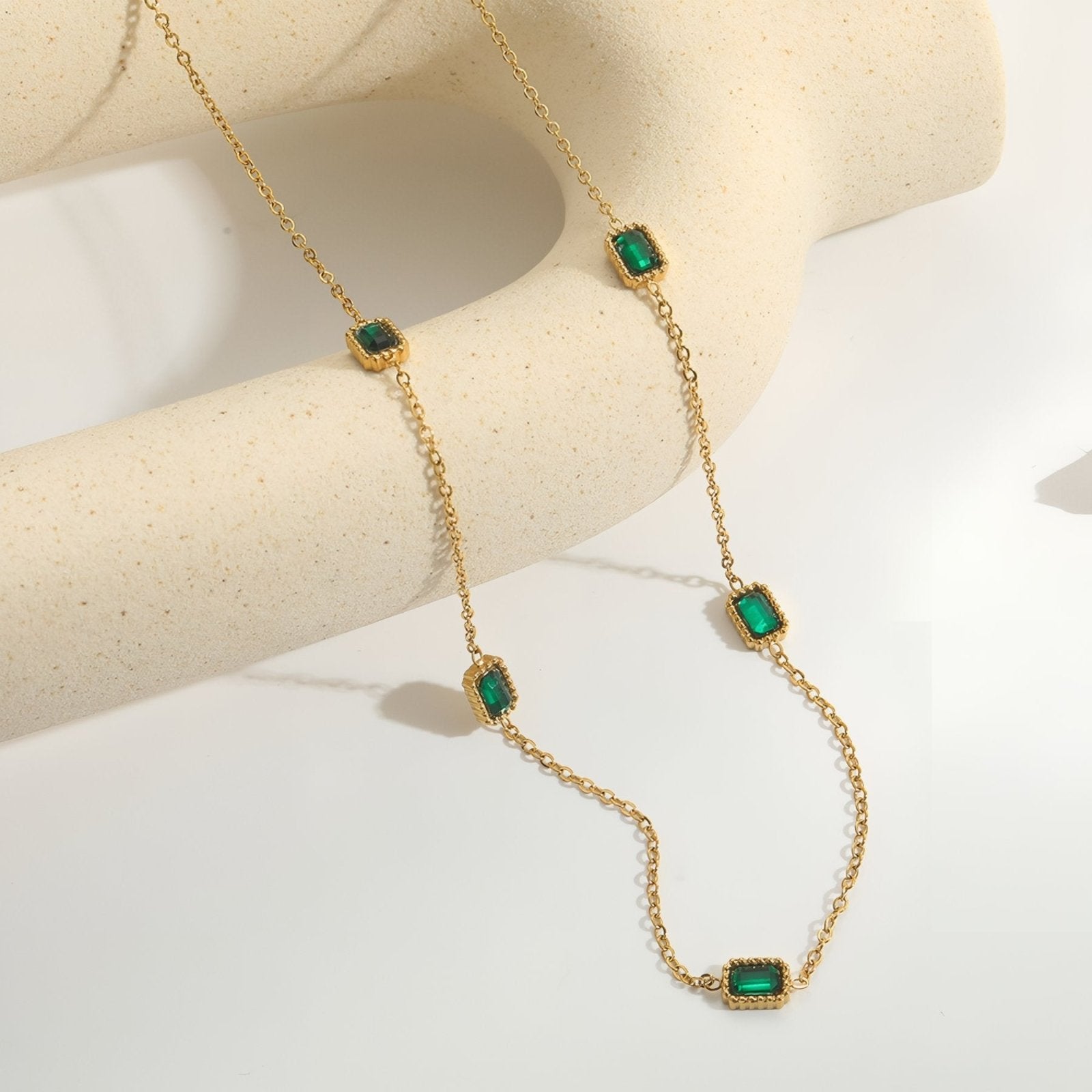 Collier élégant pour femme, avec pierres vertes façon émeraude, en acier inoxydable plaqué or