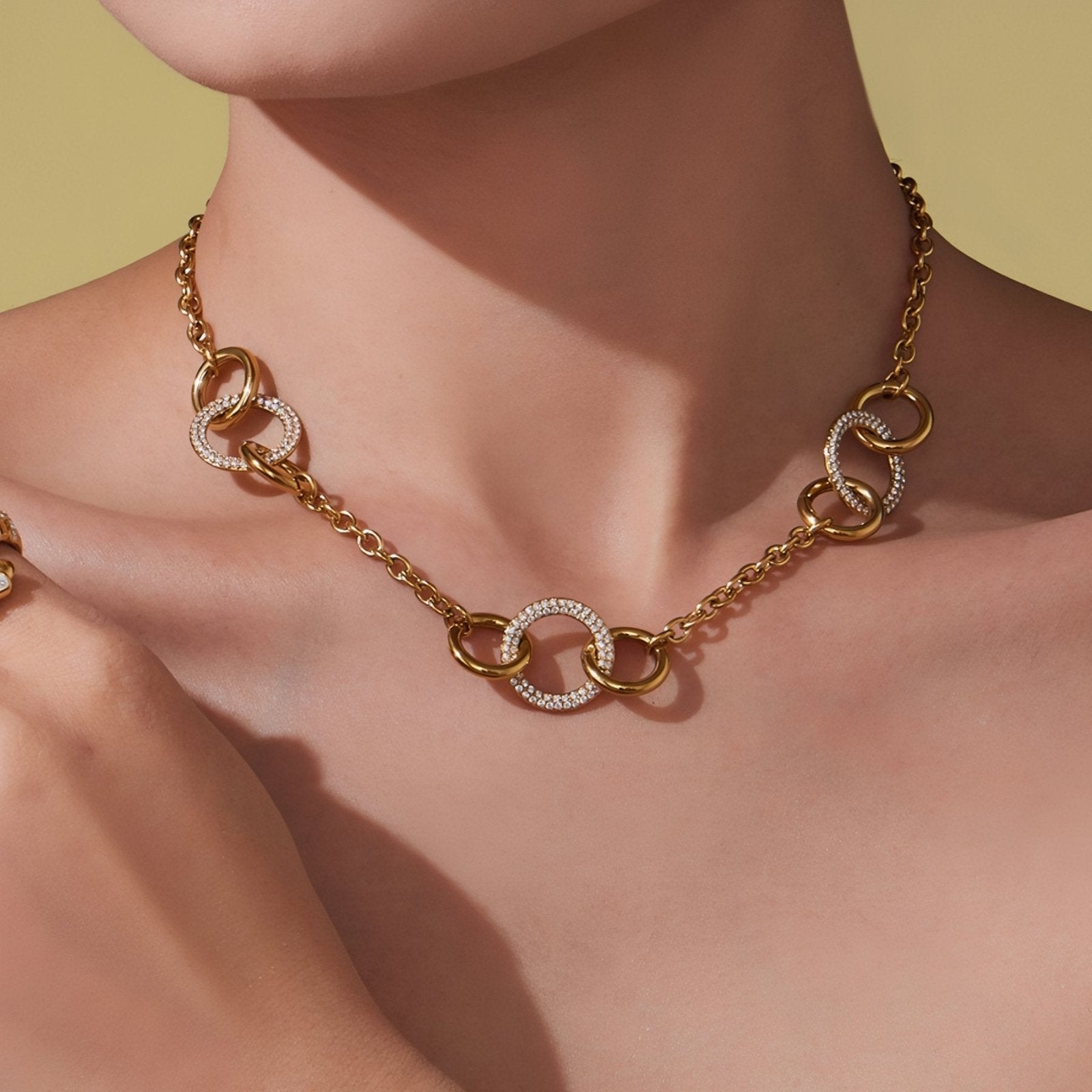 Collier élégant pour femme, maillons entrelacés, en acier inoxydable et anneaux pavés de zircon