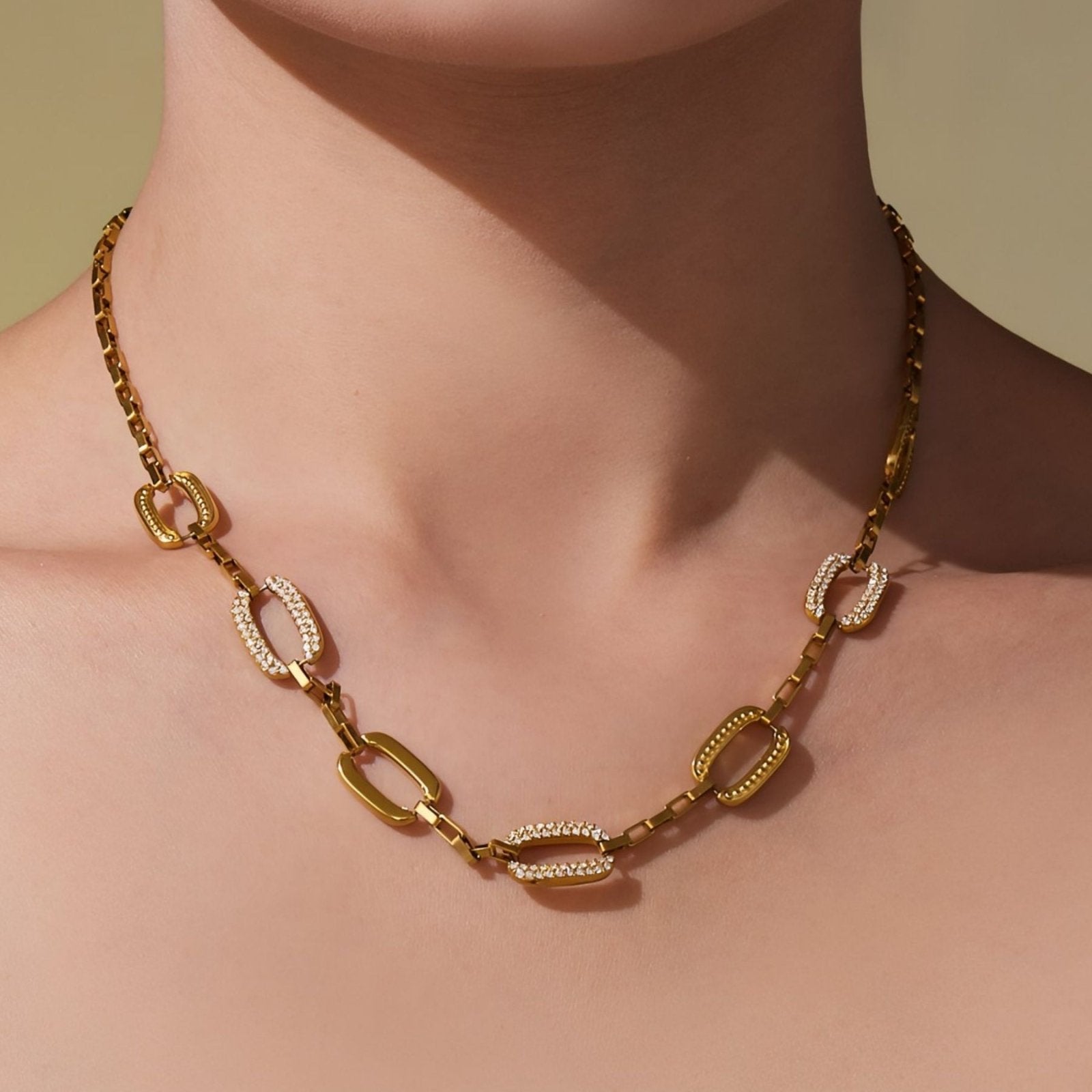 Collier élégant pour femme, maillons rectangulaires pavés de zircons blancs, en acier inoxydable