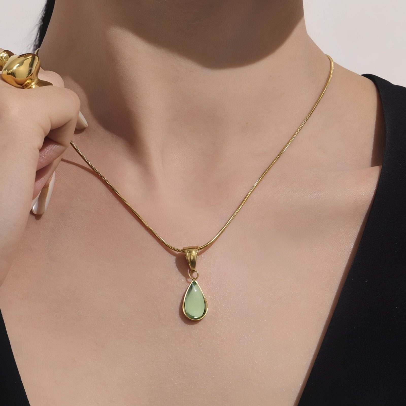 Collier élégant pour femme, pendentif goutte d'eau en verre teinté, chaîne serpent en acier inoxydable
