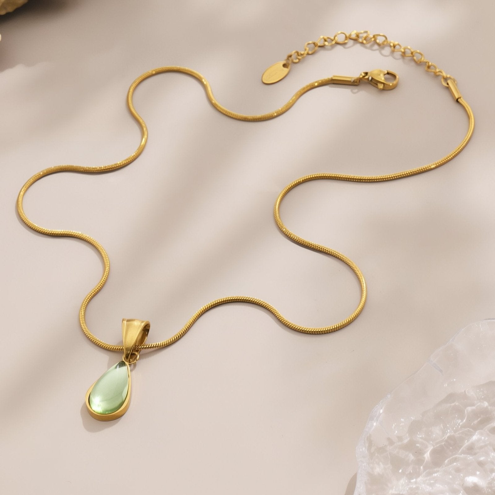 Collier élégant pour femme, pendentif goutte d'eau en verre teinté, chaîne serpent en acier inoxydable