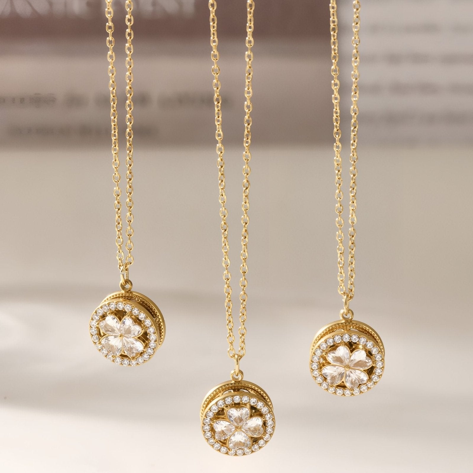 Collier élégant pour femme, pendentif rond orné d'une fleur, en zircon et acier inoxydable