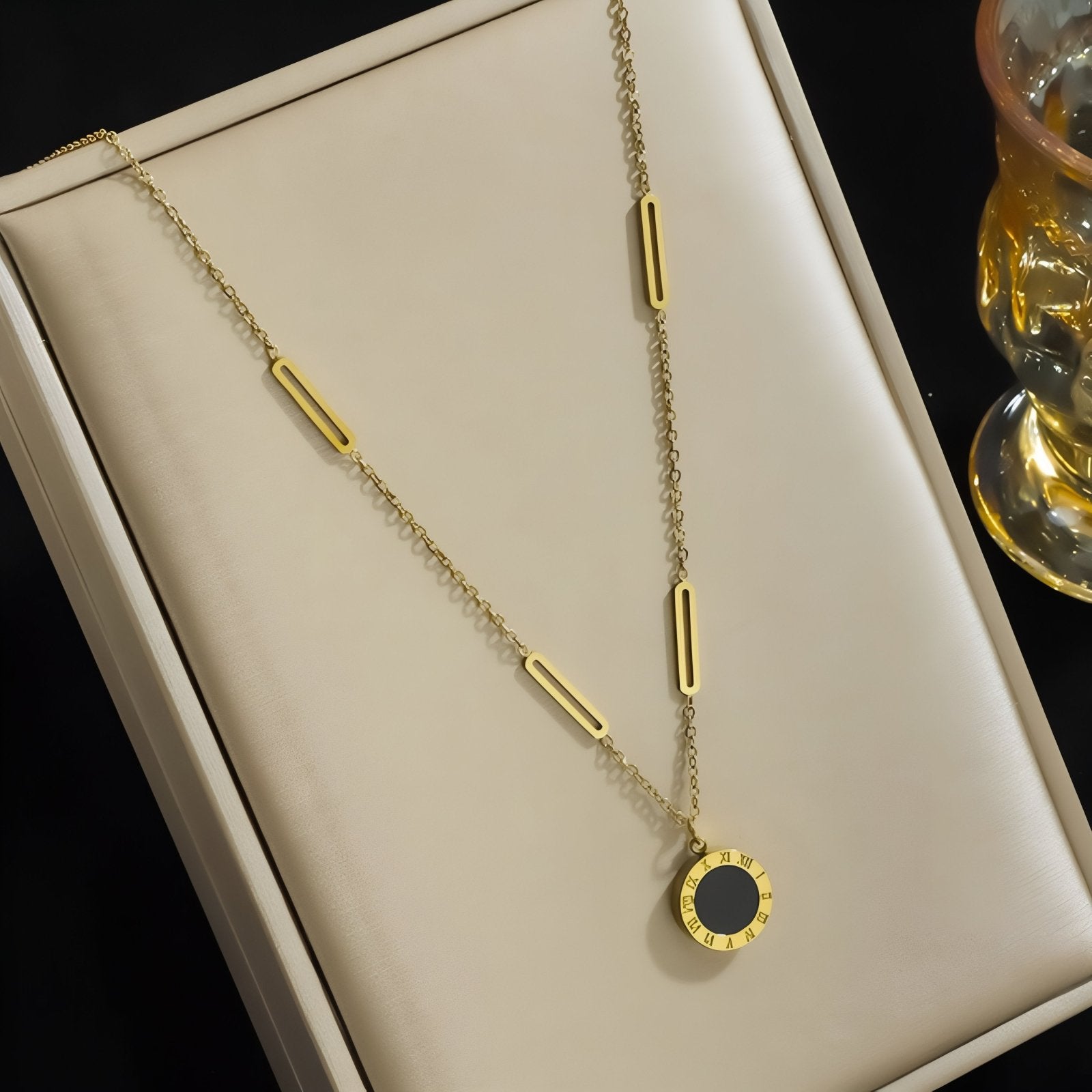 Collier élégant pour femme, pendentif rond réversible avec chiffres romains, en acrylique et acier inoxydable