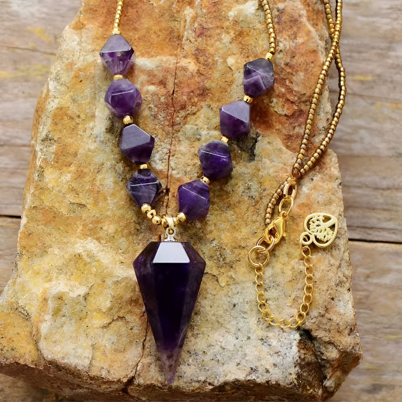 Collier en améthyste naturelle, pendentif cône hexagonal et perles dorées pour femme, modèle Ombrelune