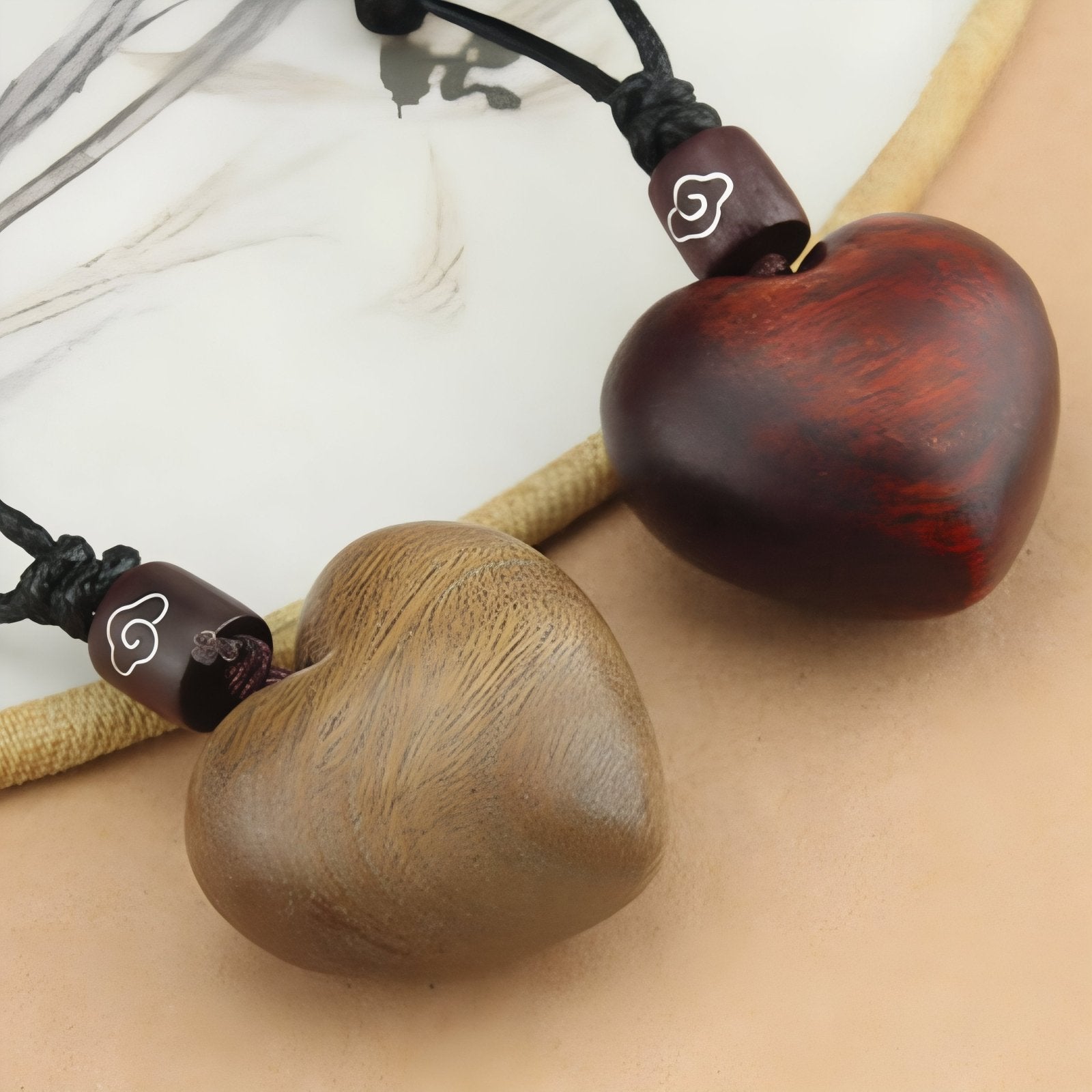 Collier en bois de santal, avec pendentif cœur artisanal, cordon noir ajustable