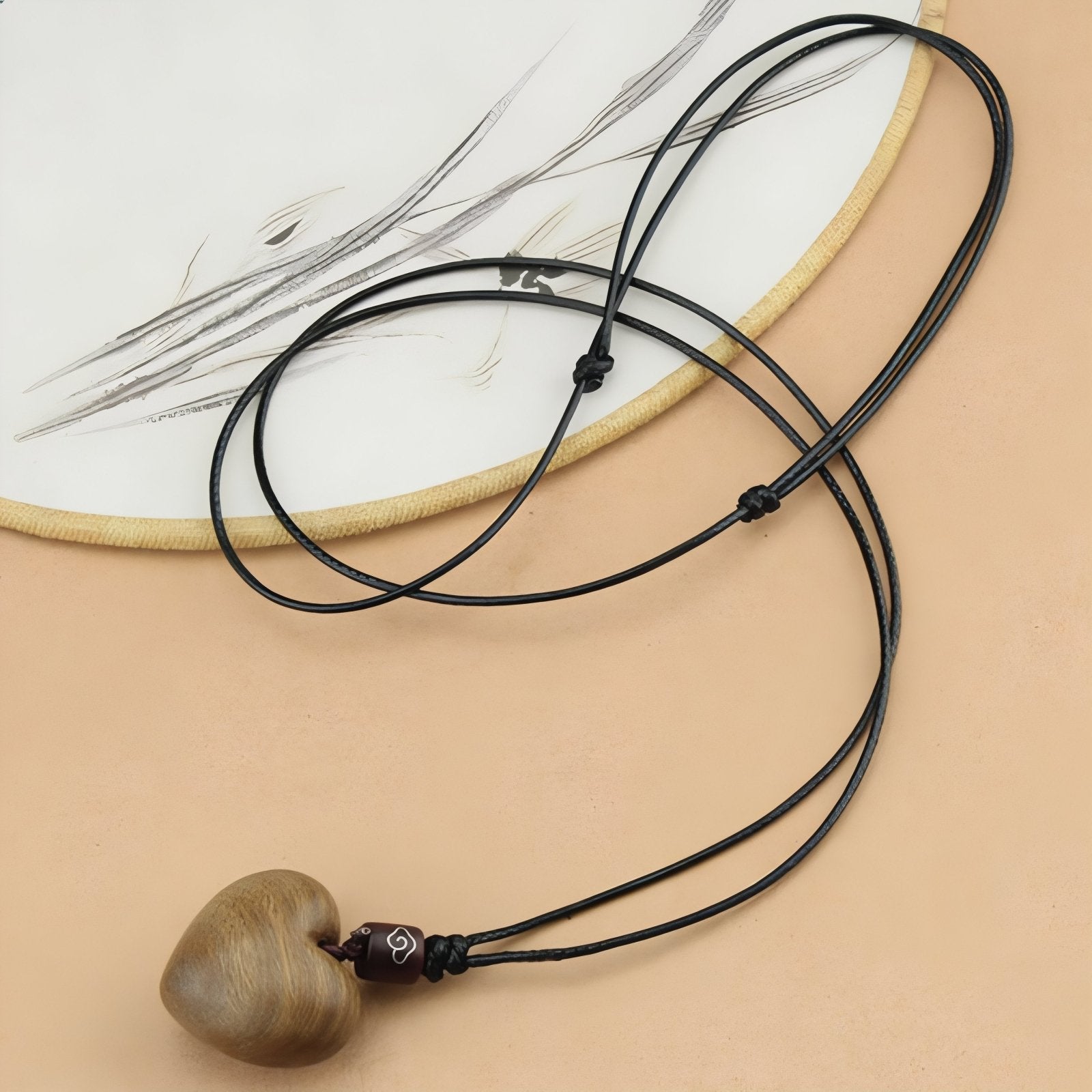 Collier en bois de santal, avec pendentif cœur artisanal, cordon noir ajustable
