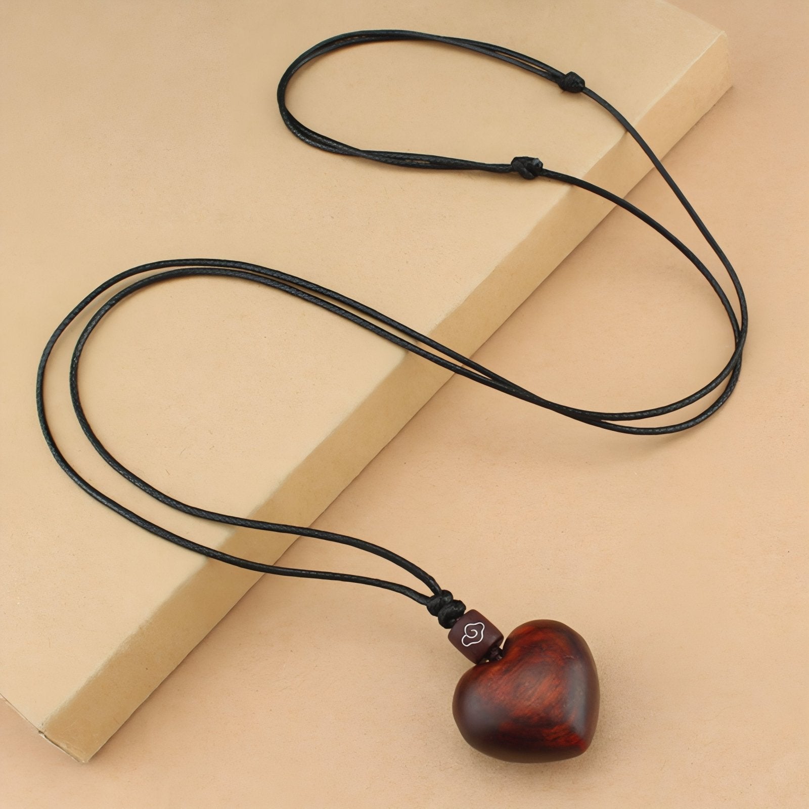 Collier en bois de santal, avec pendentif cœur artisanal, cordon noir ajustable